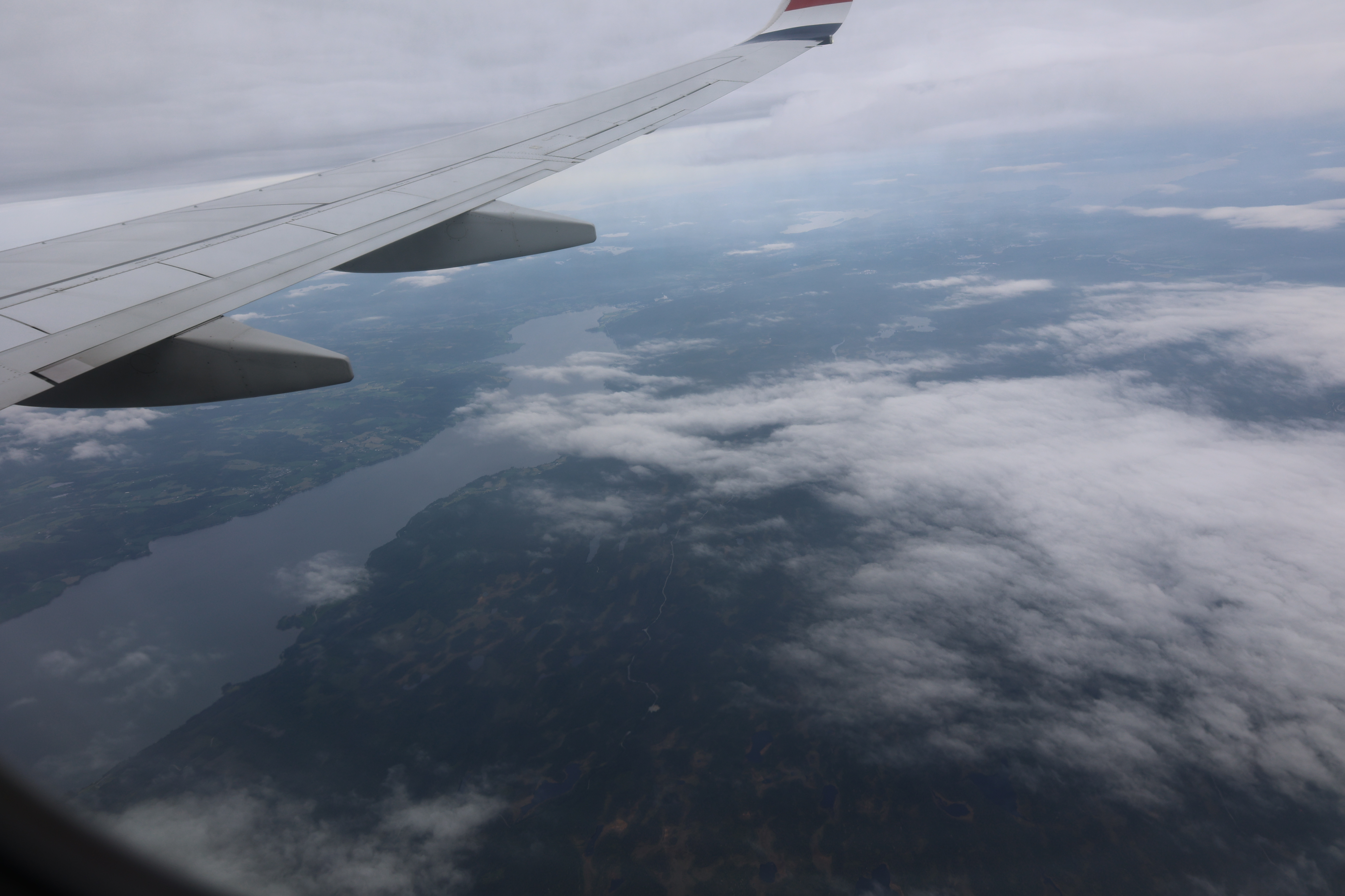 下降し雲を抜ける