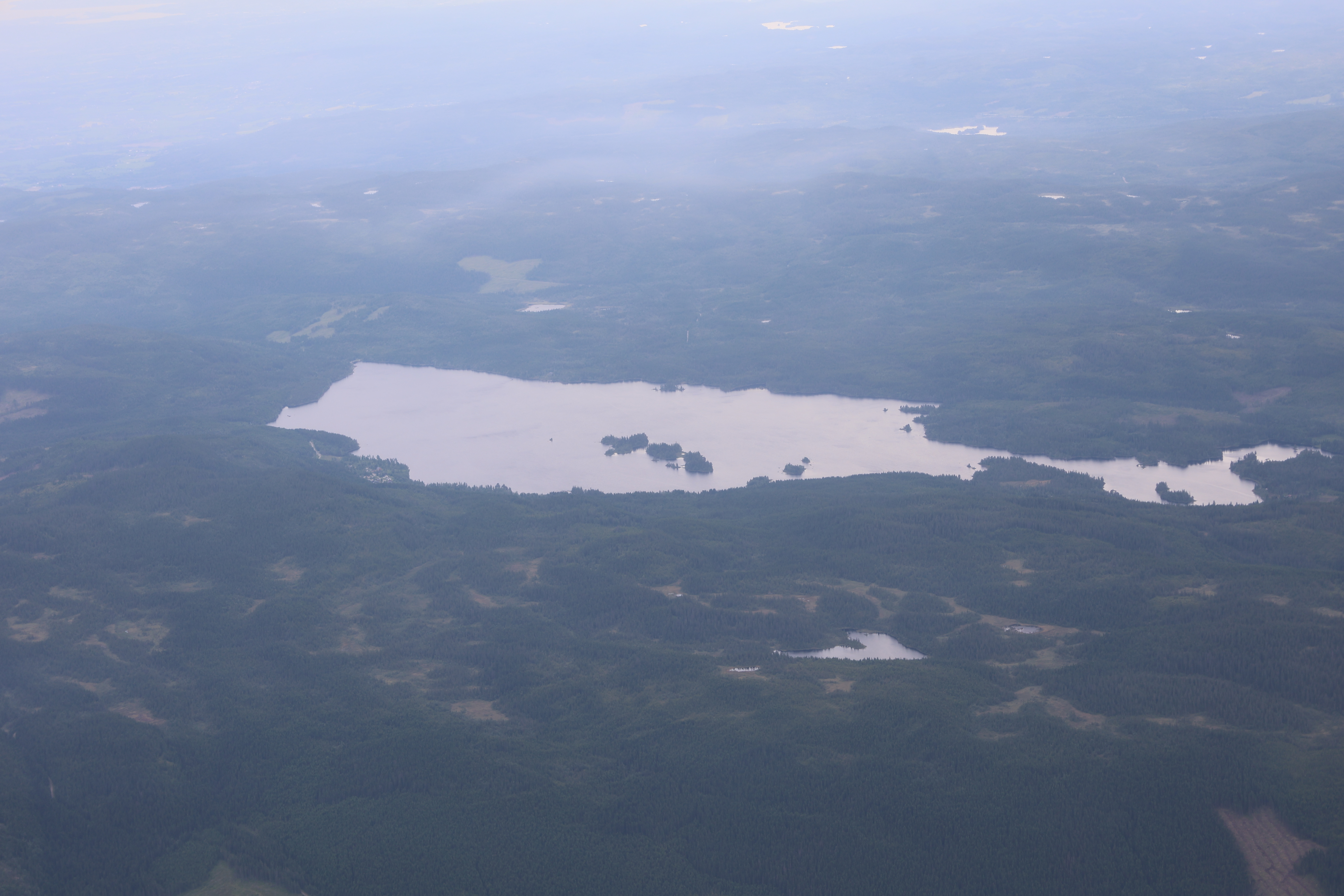 フィヨルド地形に点在する湖（拡大）