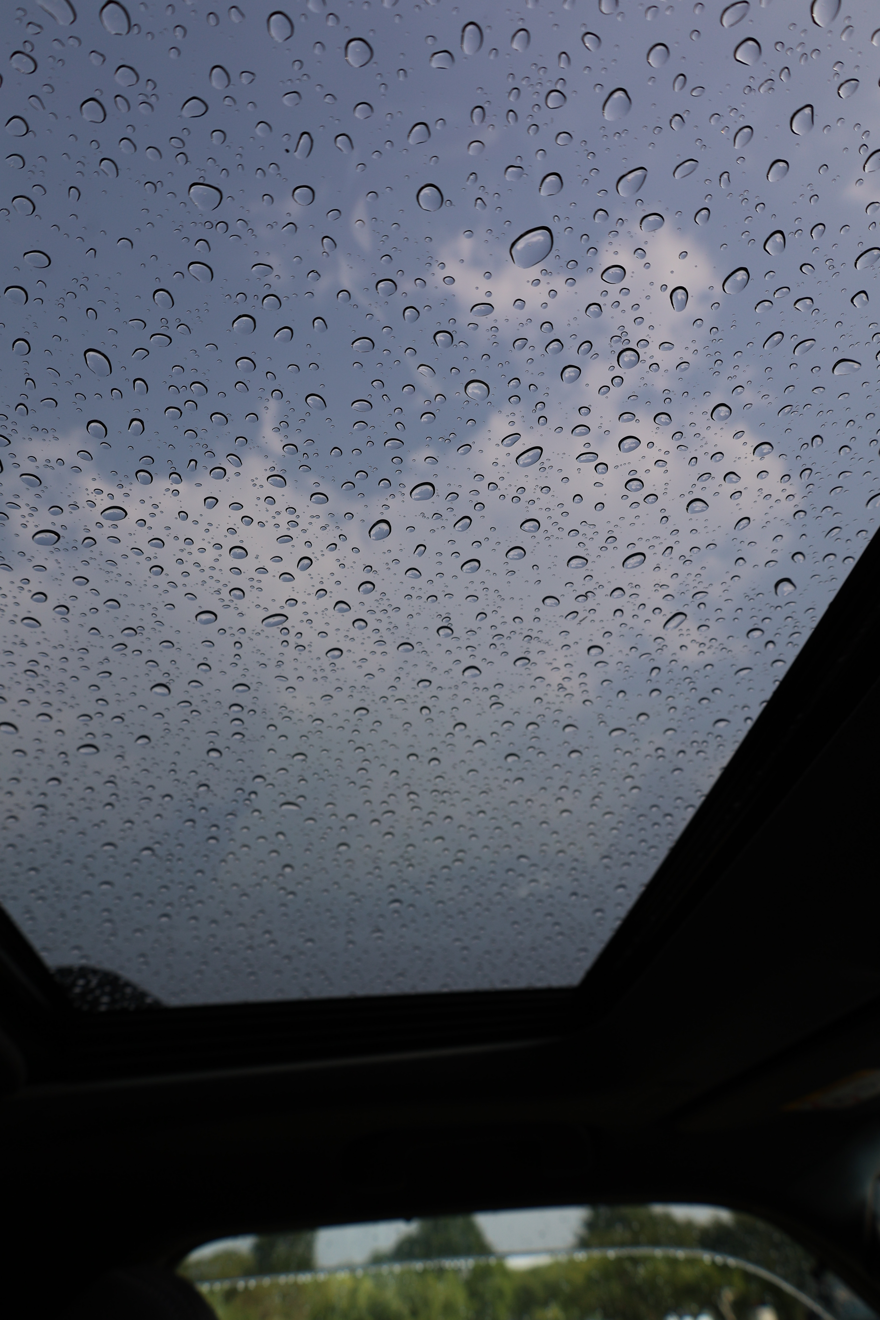 雨が降っているサンルーフ２