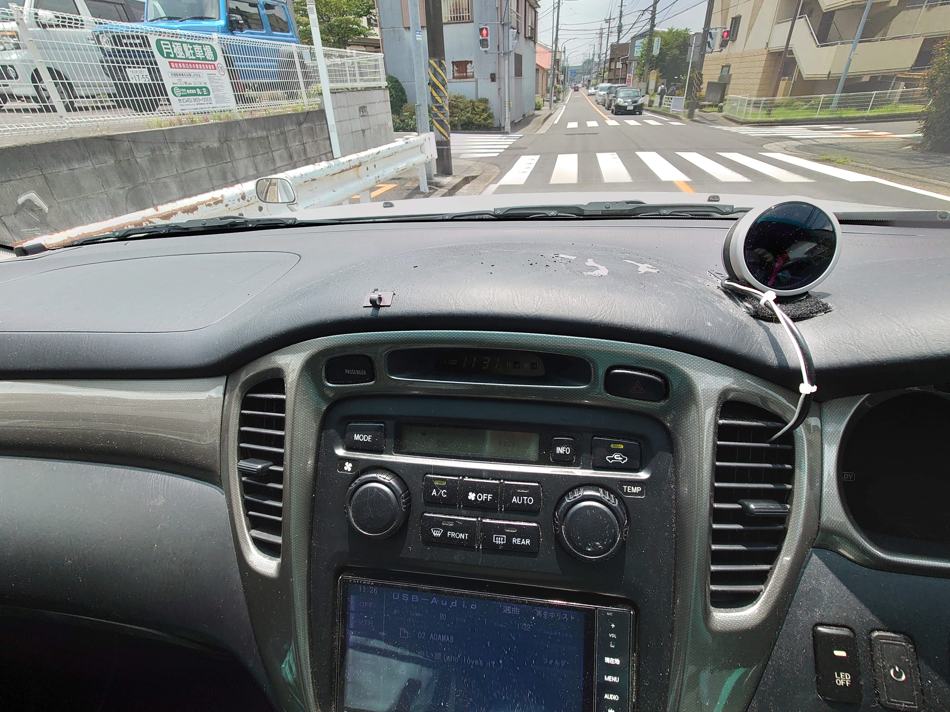 クルーガーハイブリッドの運転席の部品を外した跡