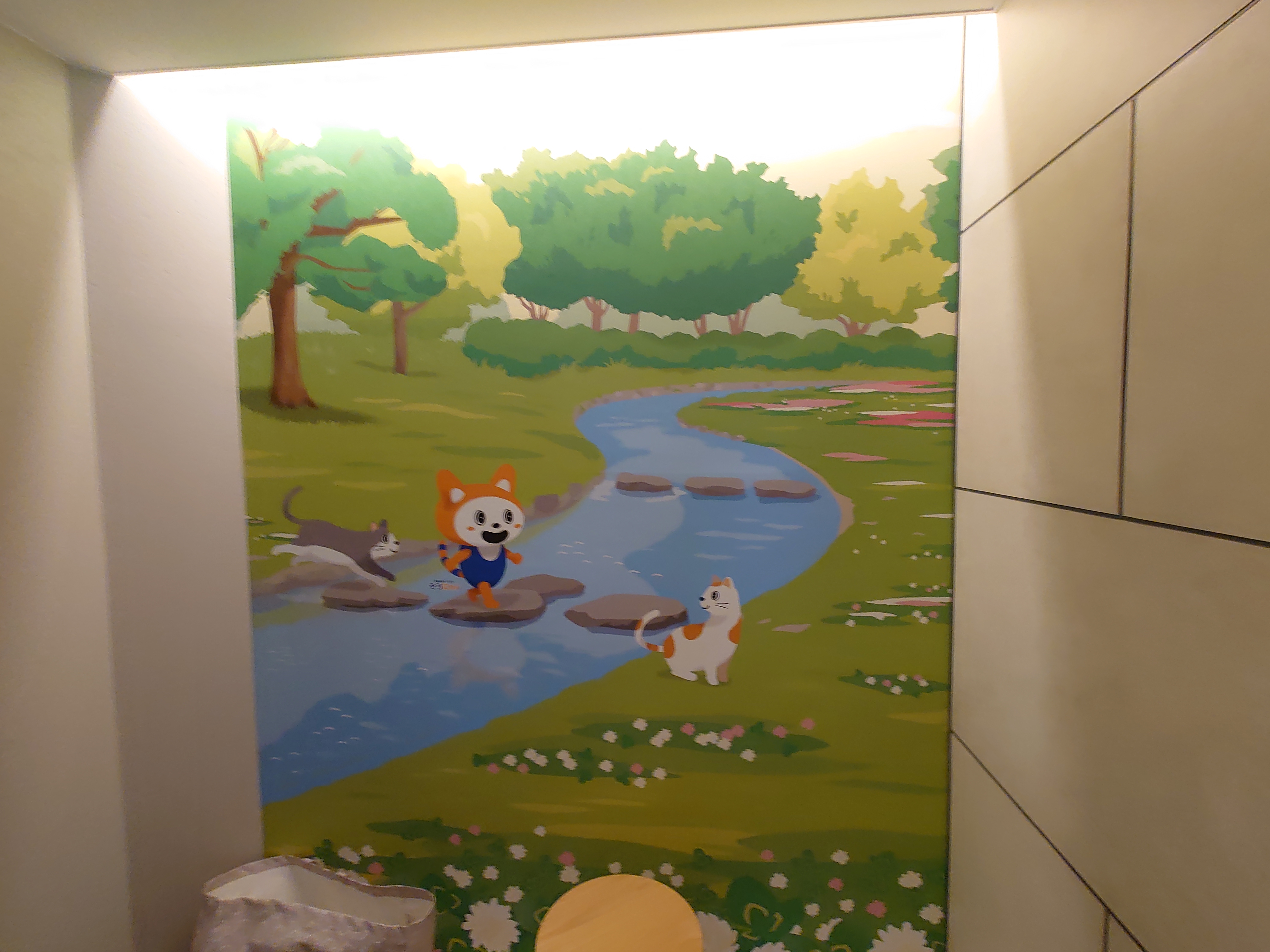 1階エントランス空間のそうにゃんポスター