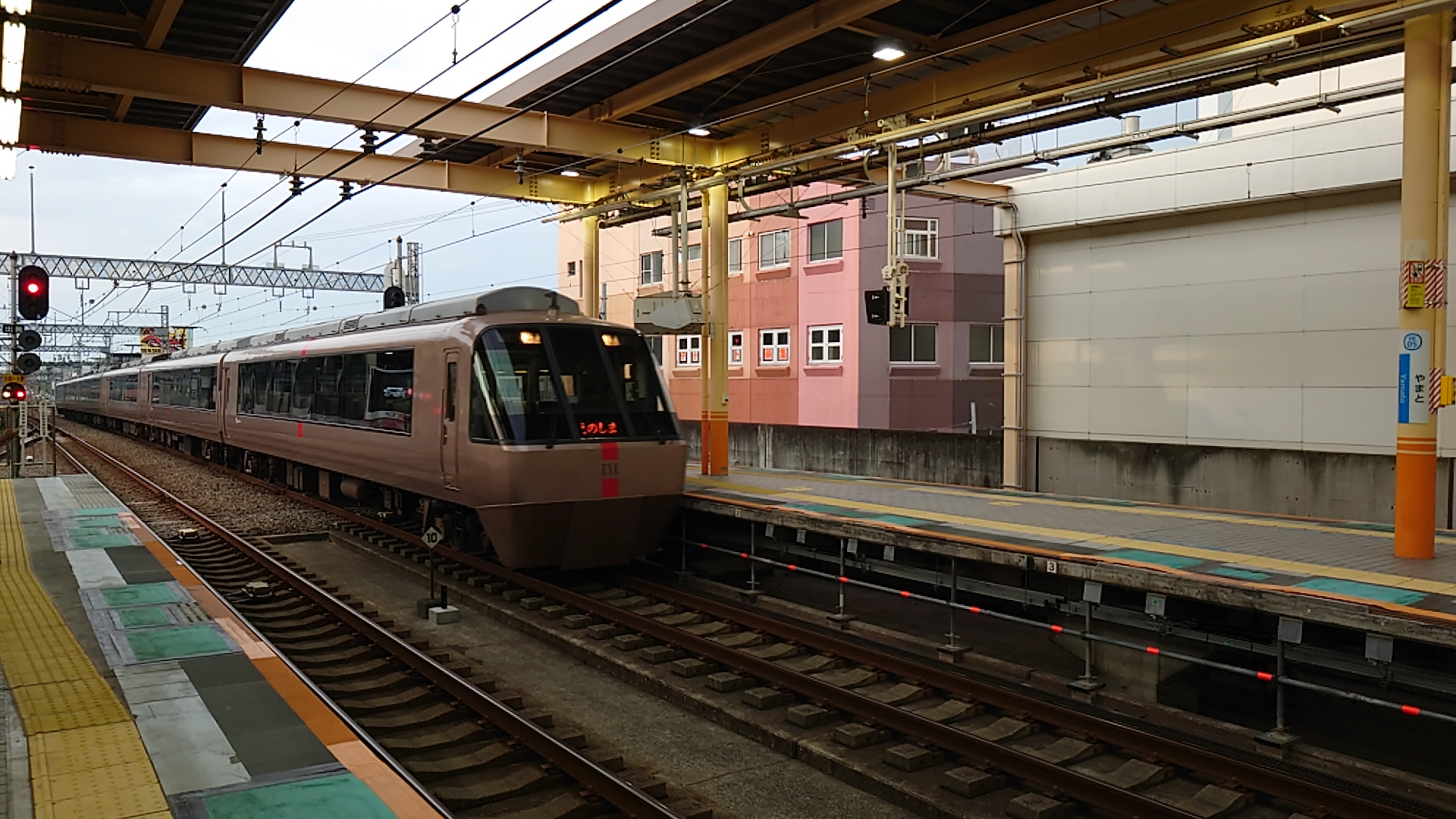 大和駅に到着するロマンスカー