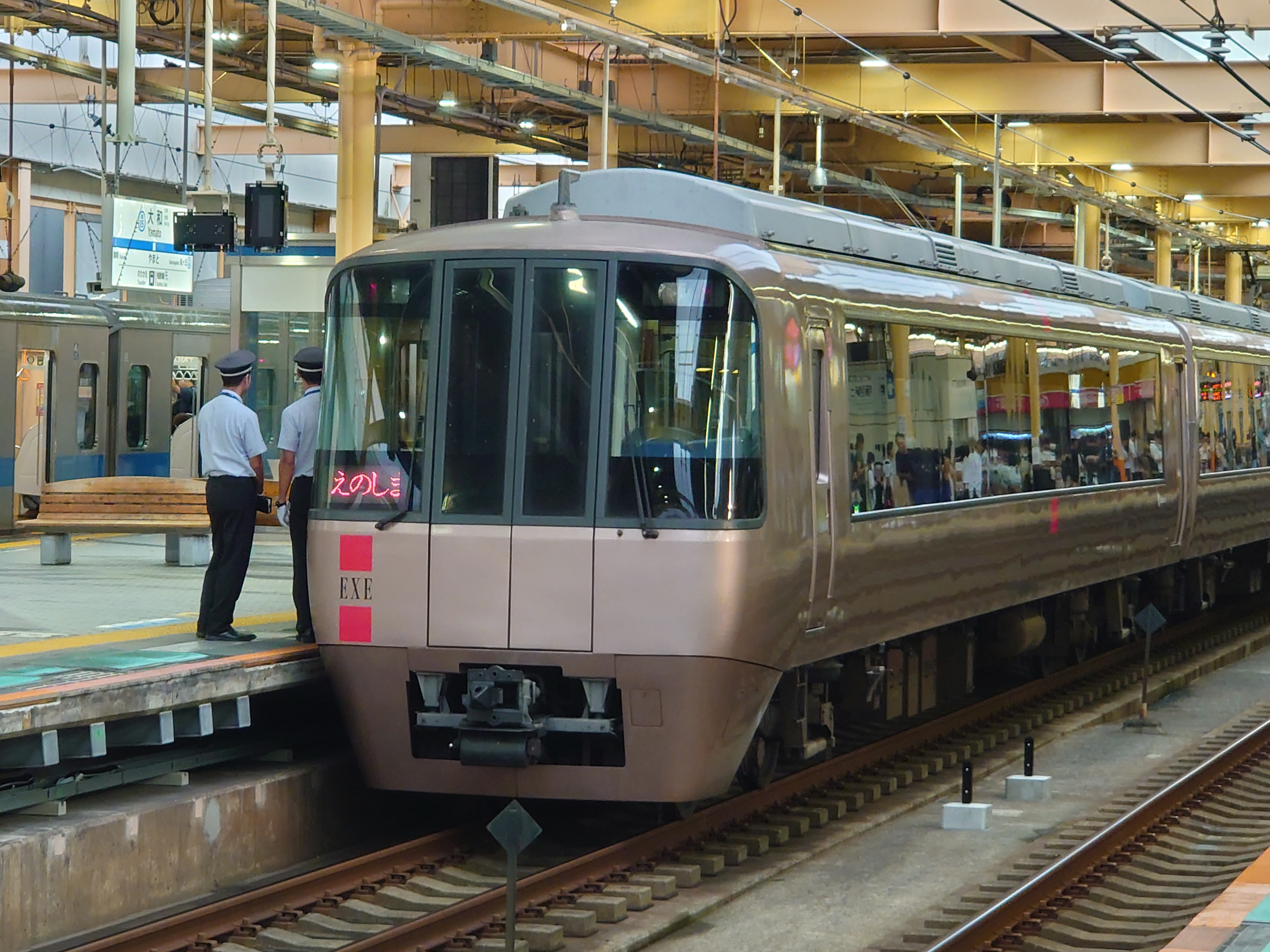 大和駅に停車するロマンスカー