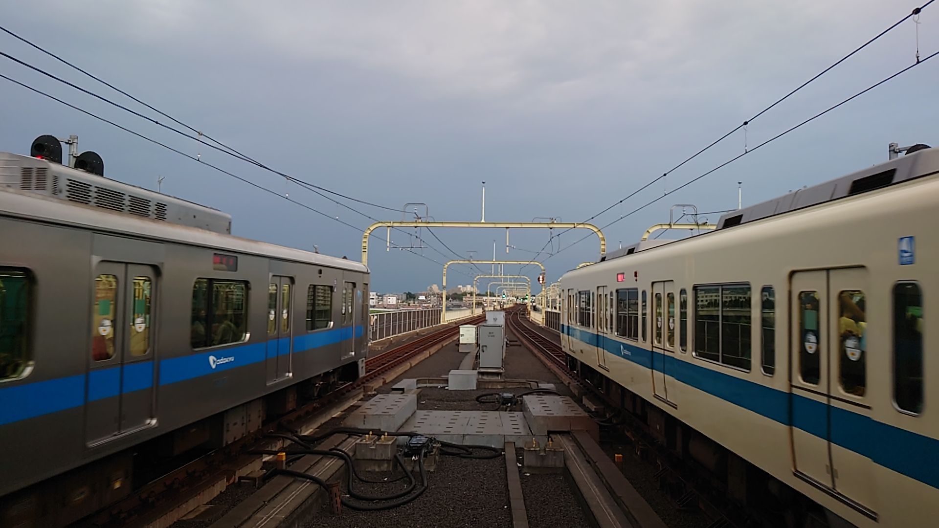 登戸駅、2列車同時発車