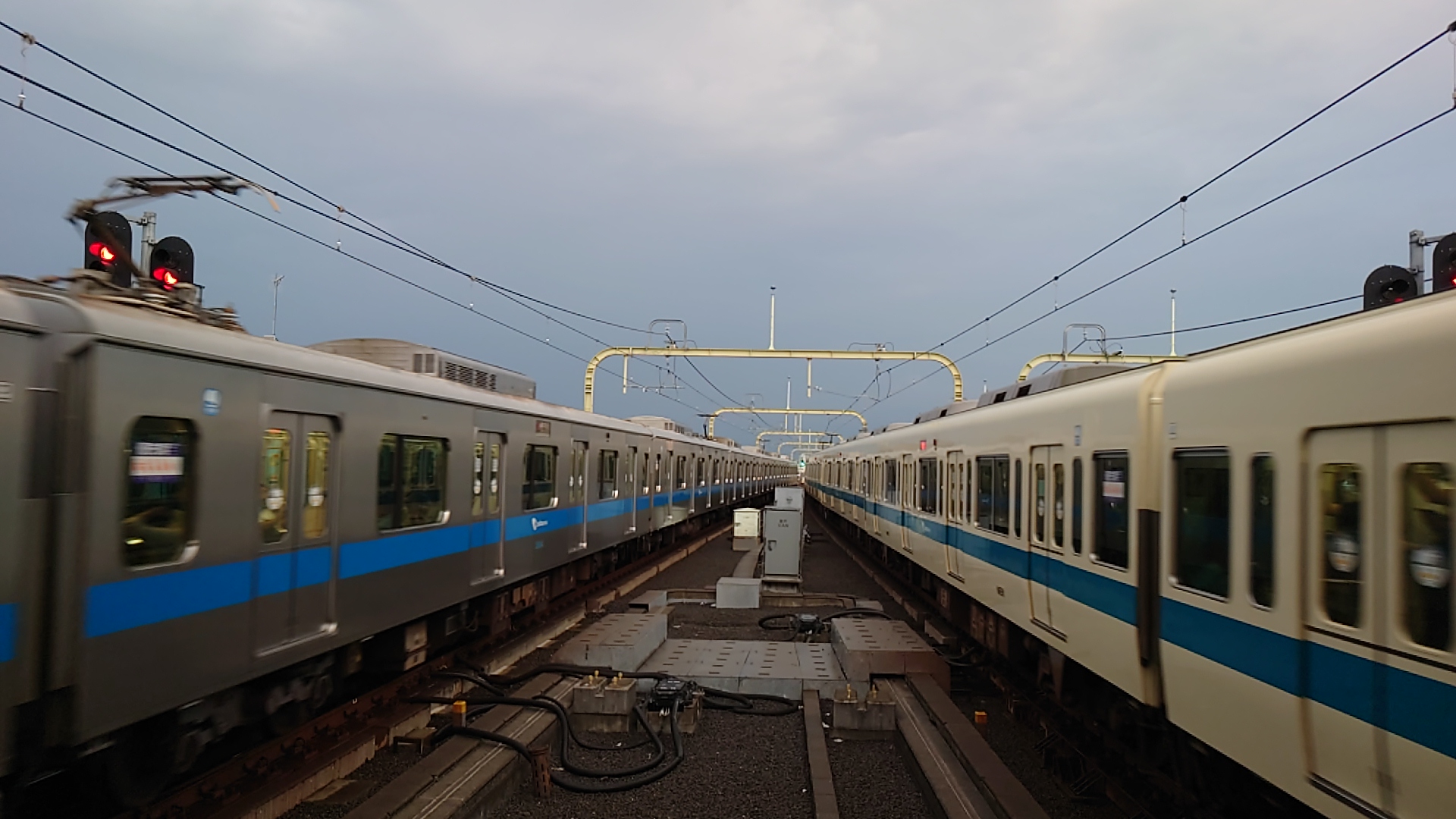 新宿方面同時発車２