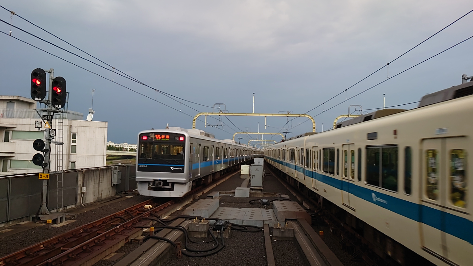 新宿方面同時発車３