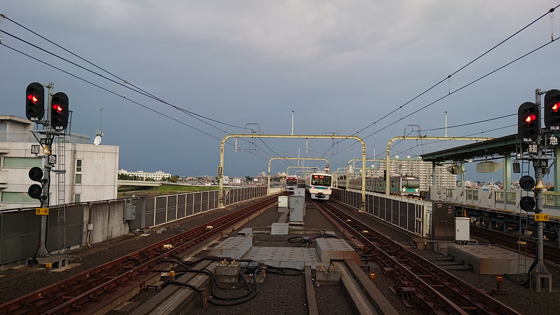 新宿方面同時発車４