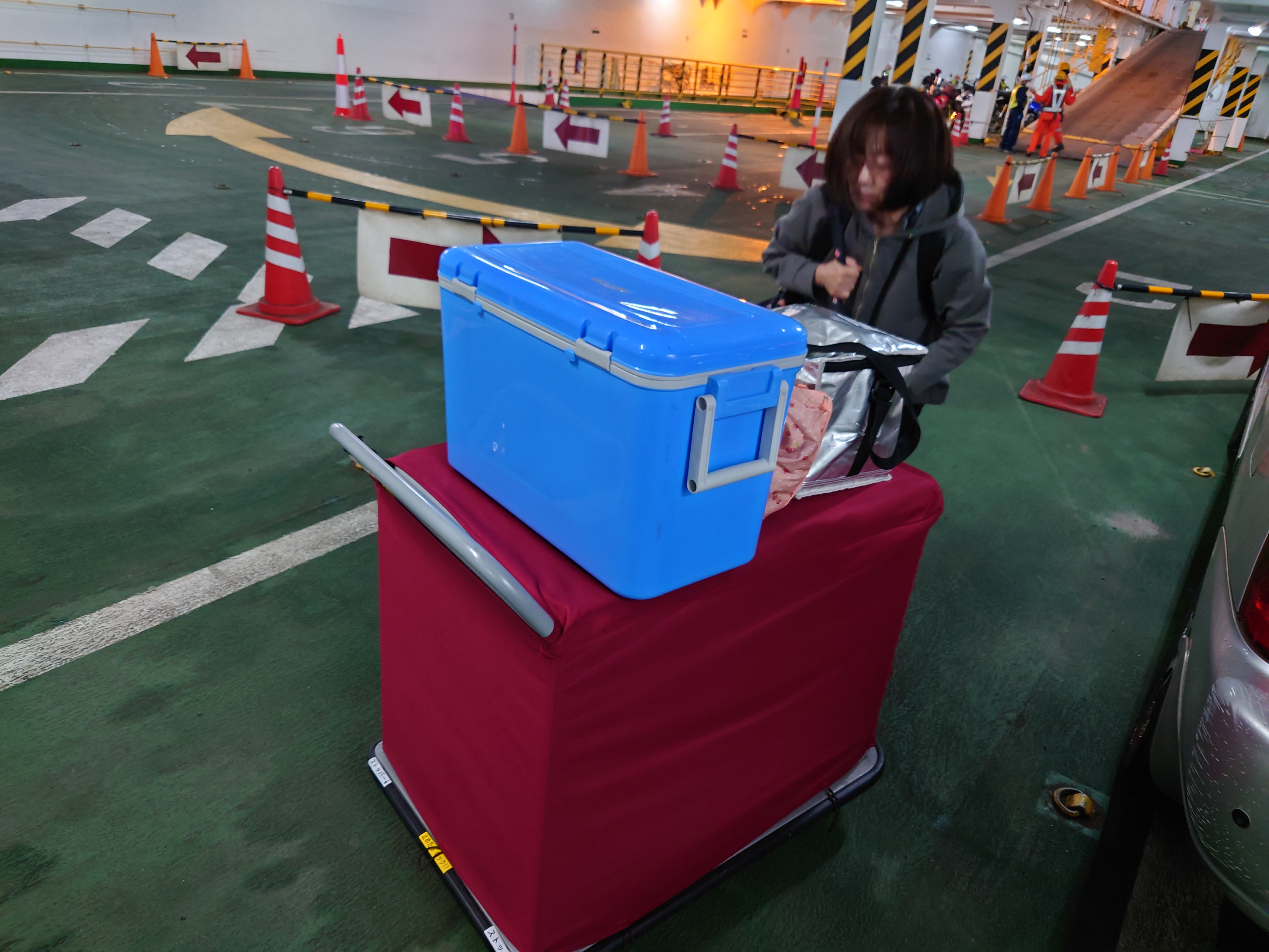 外が見えないよう赤いカーテンが付いている