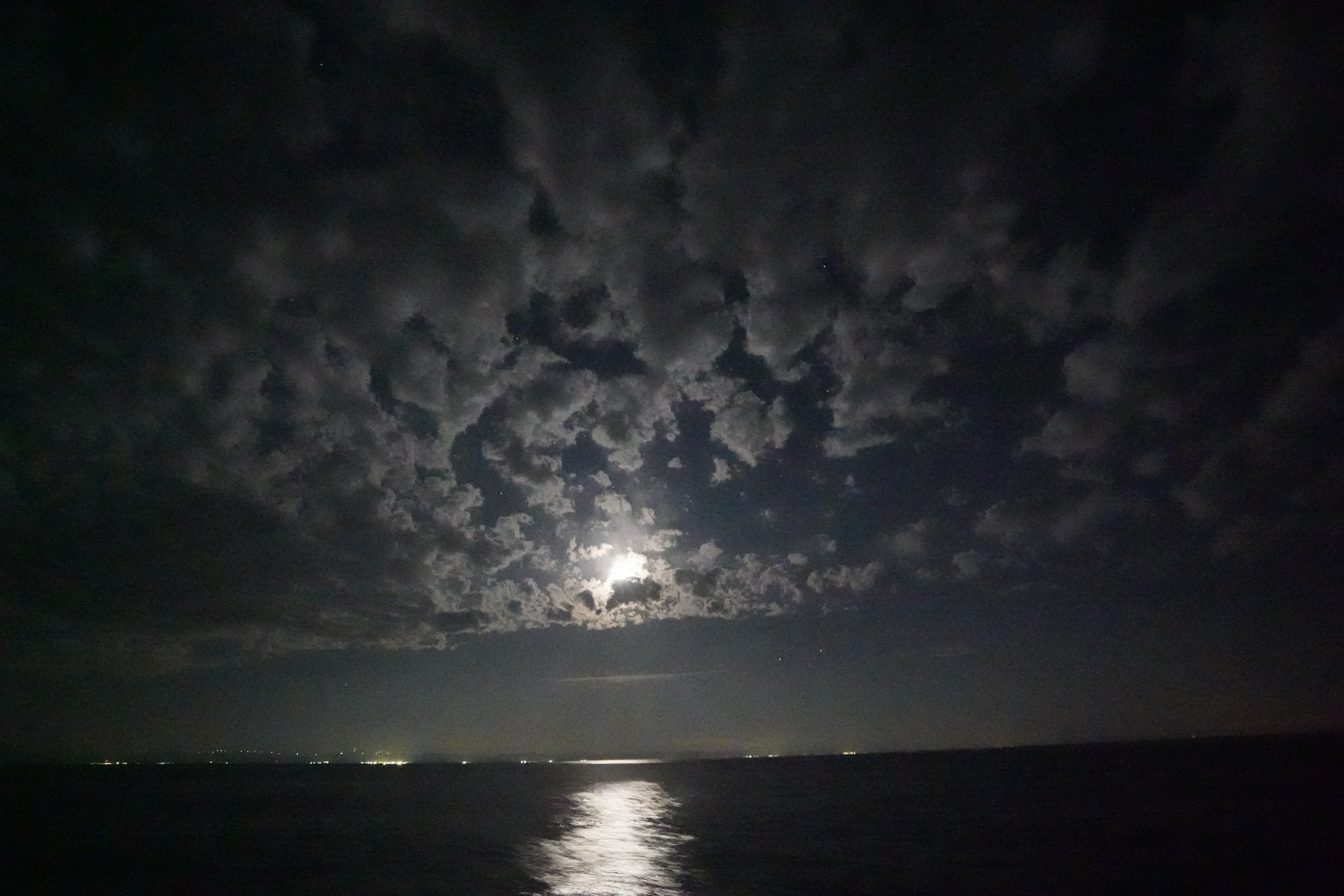 さんふらわあさっぽろで苫小牧へ移動、月夜の風景、福島原子力発電所