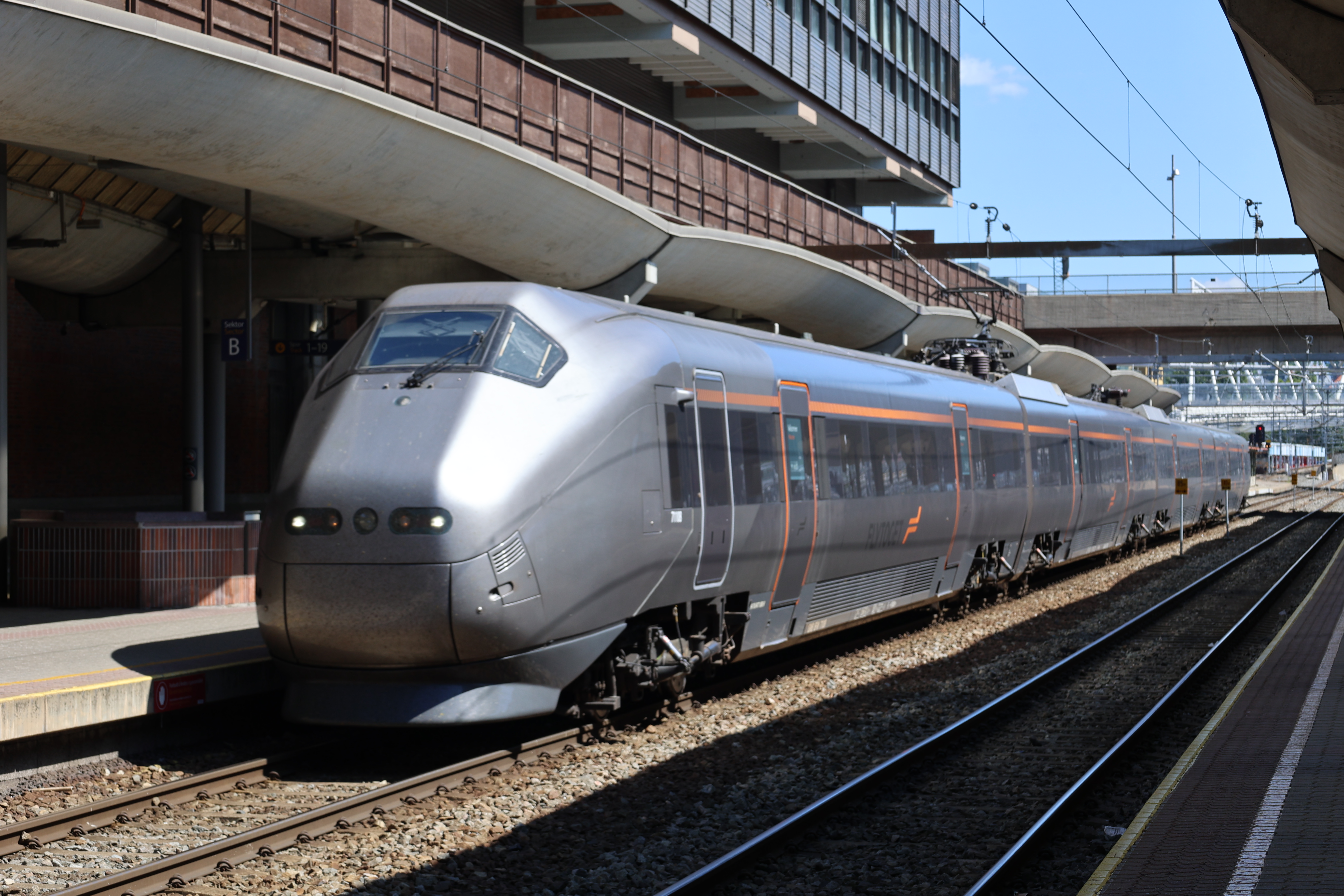 オスロ駅に止まっている空港特急