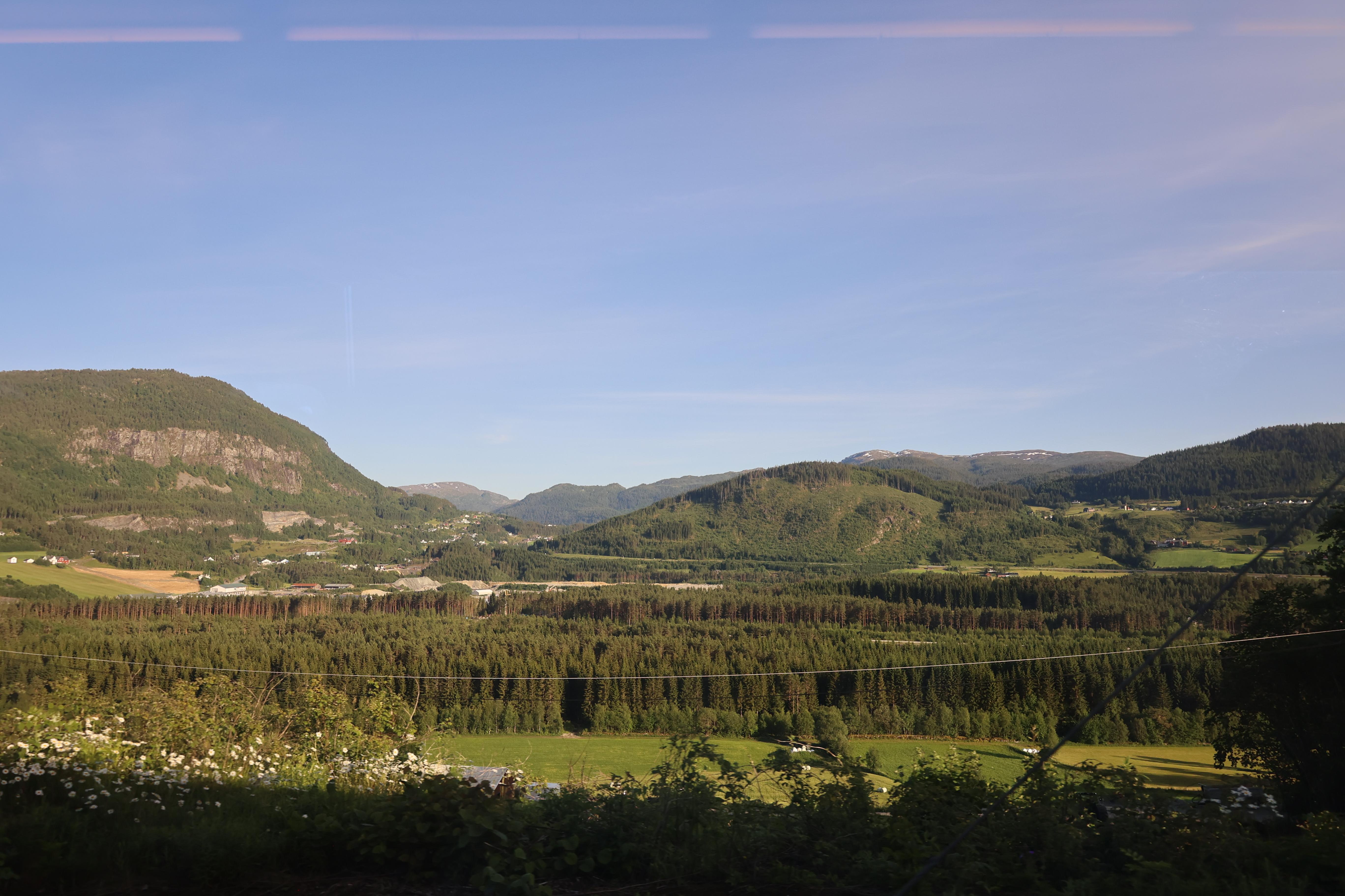 登山鉄道が下山した後の田園風景１