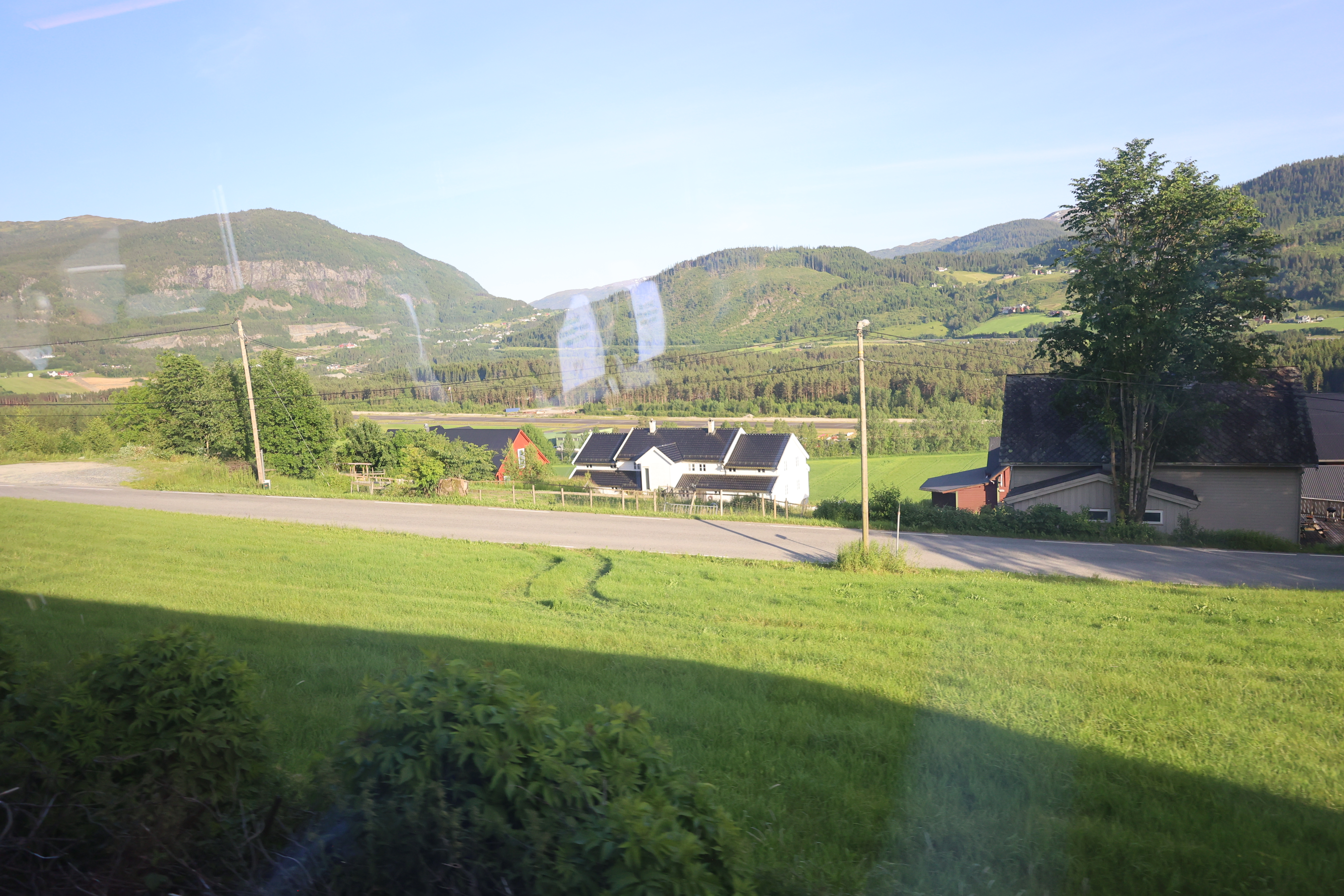 登山鉄道が下山した後の田園風景２