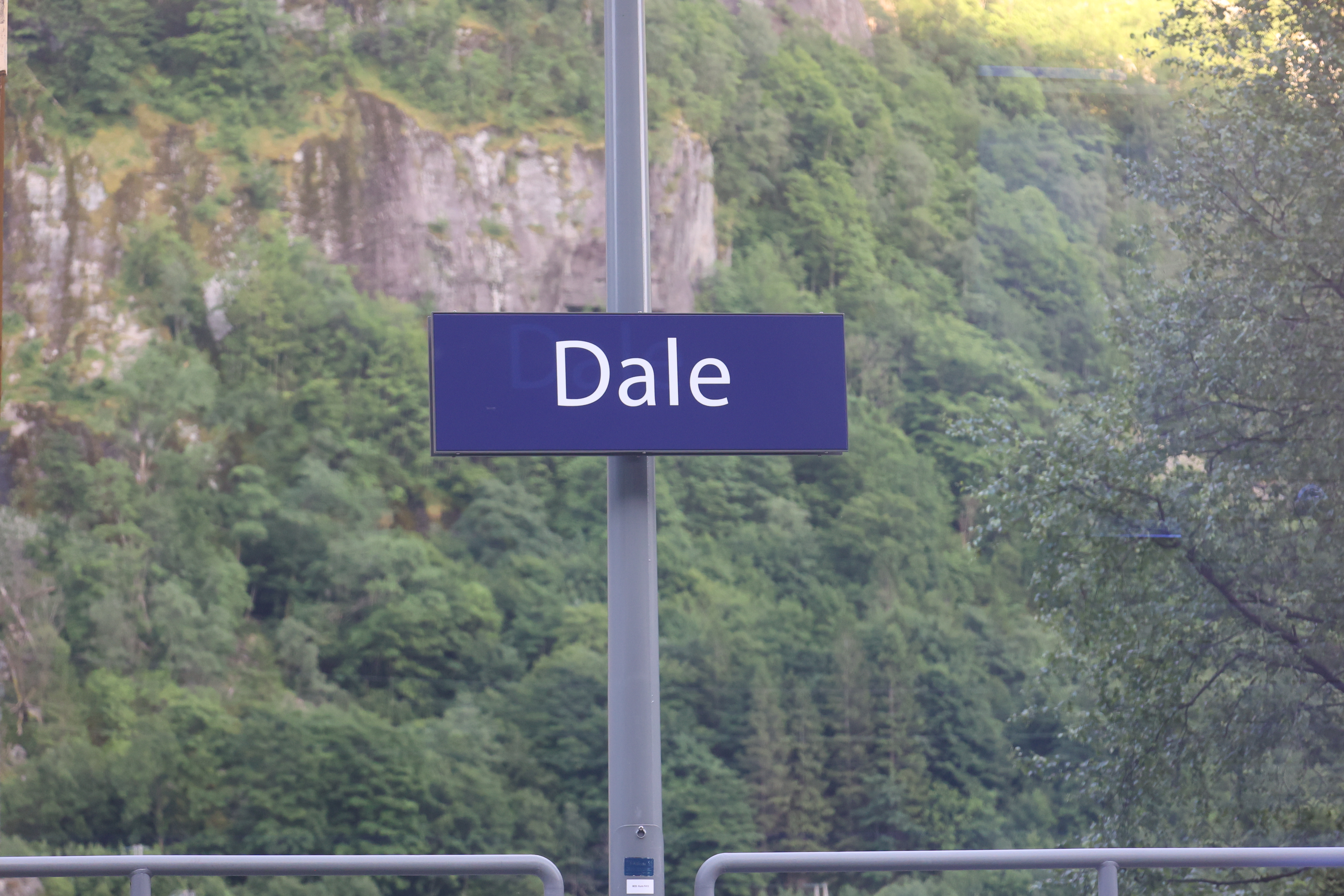 Dale駅の看板（拡大）