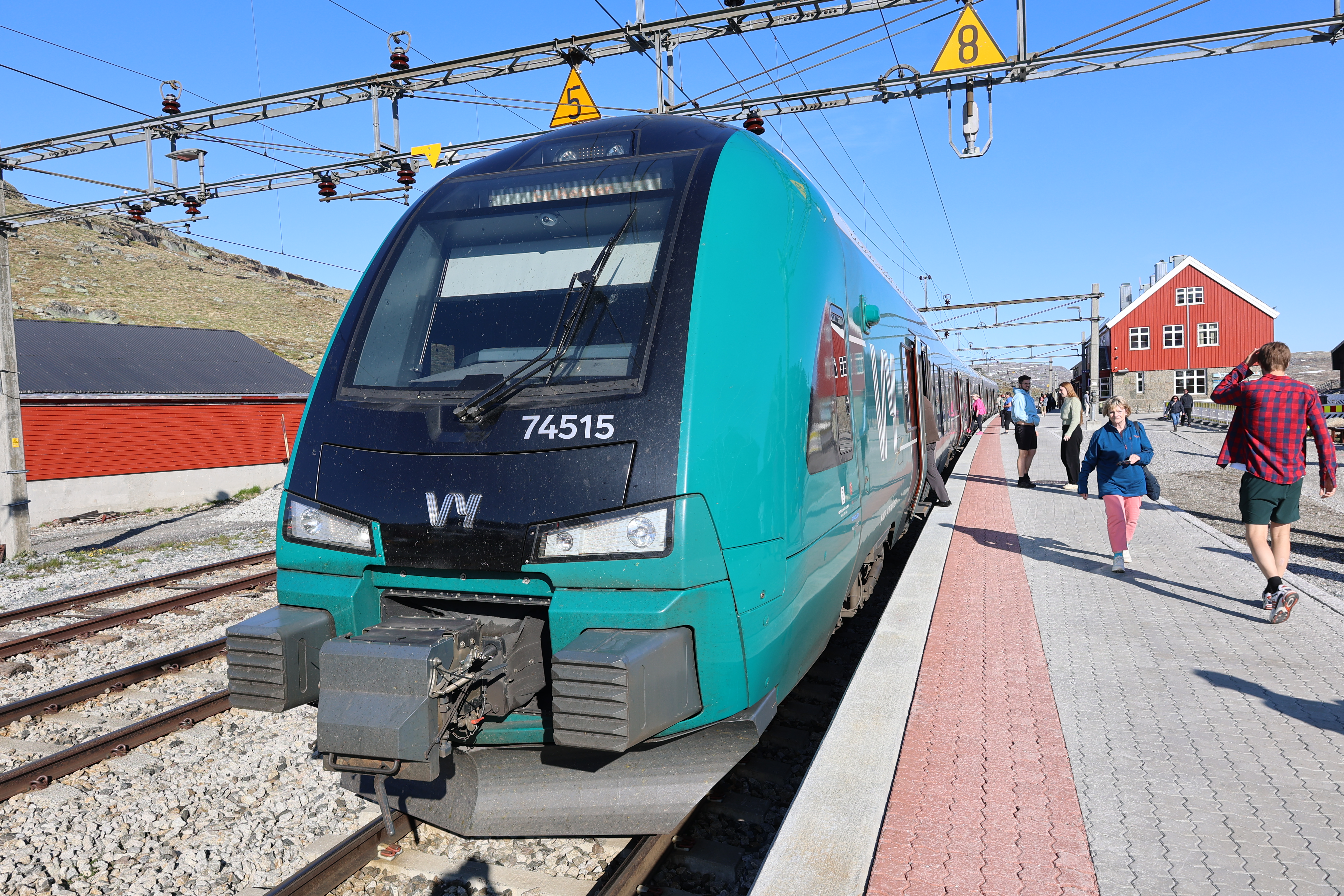 Finse駅停車中のベルゲン急行先頭車両、汚れてきた
