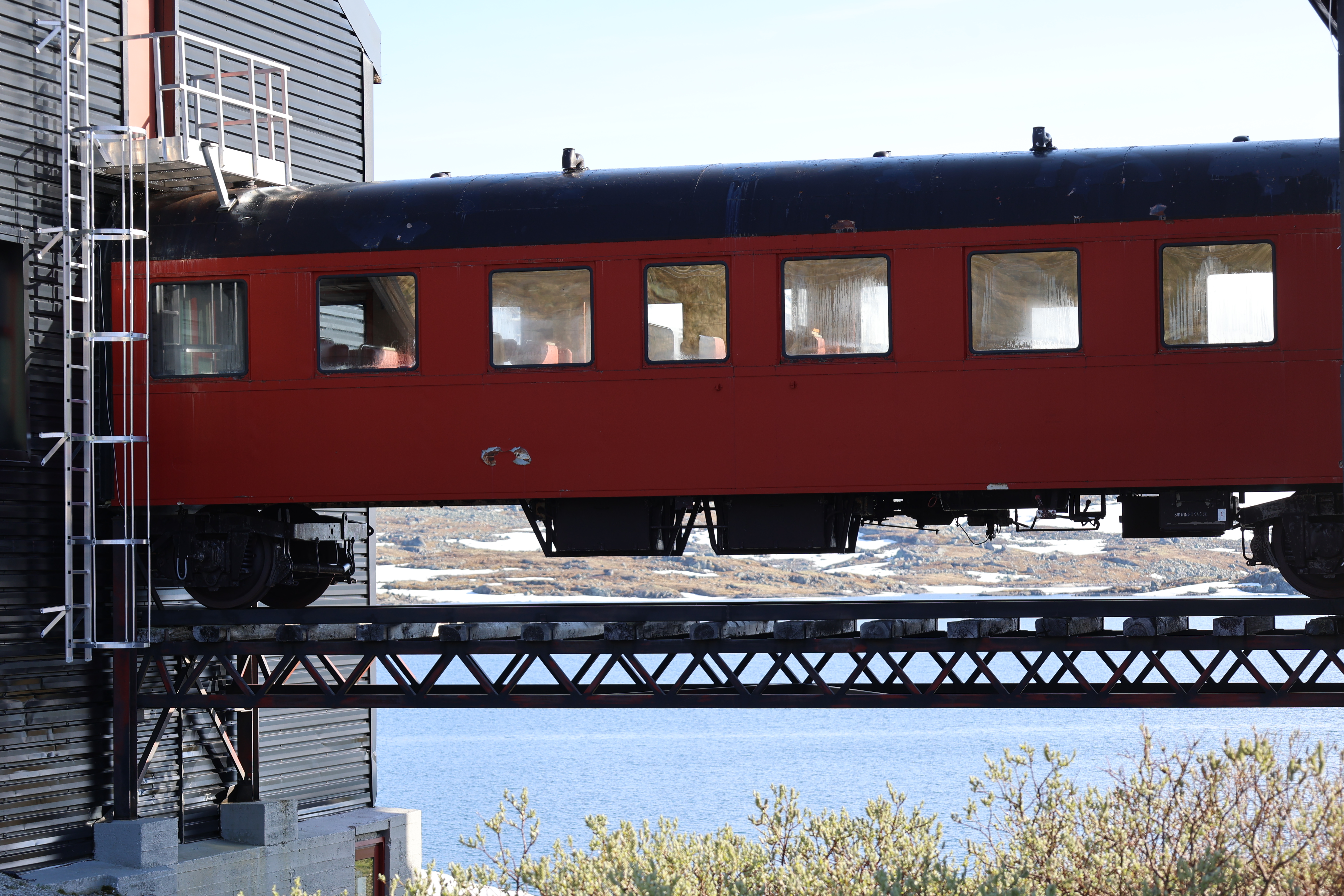 Finse駅のホテルの車両を使った橋通路２