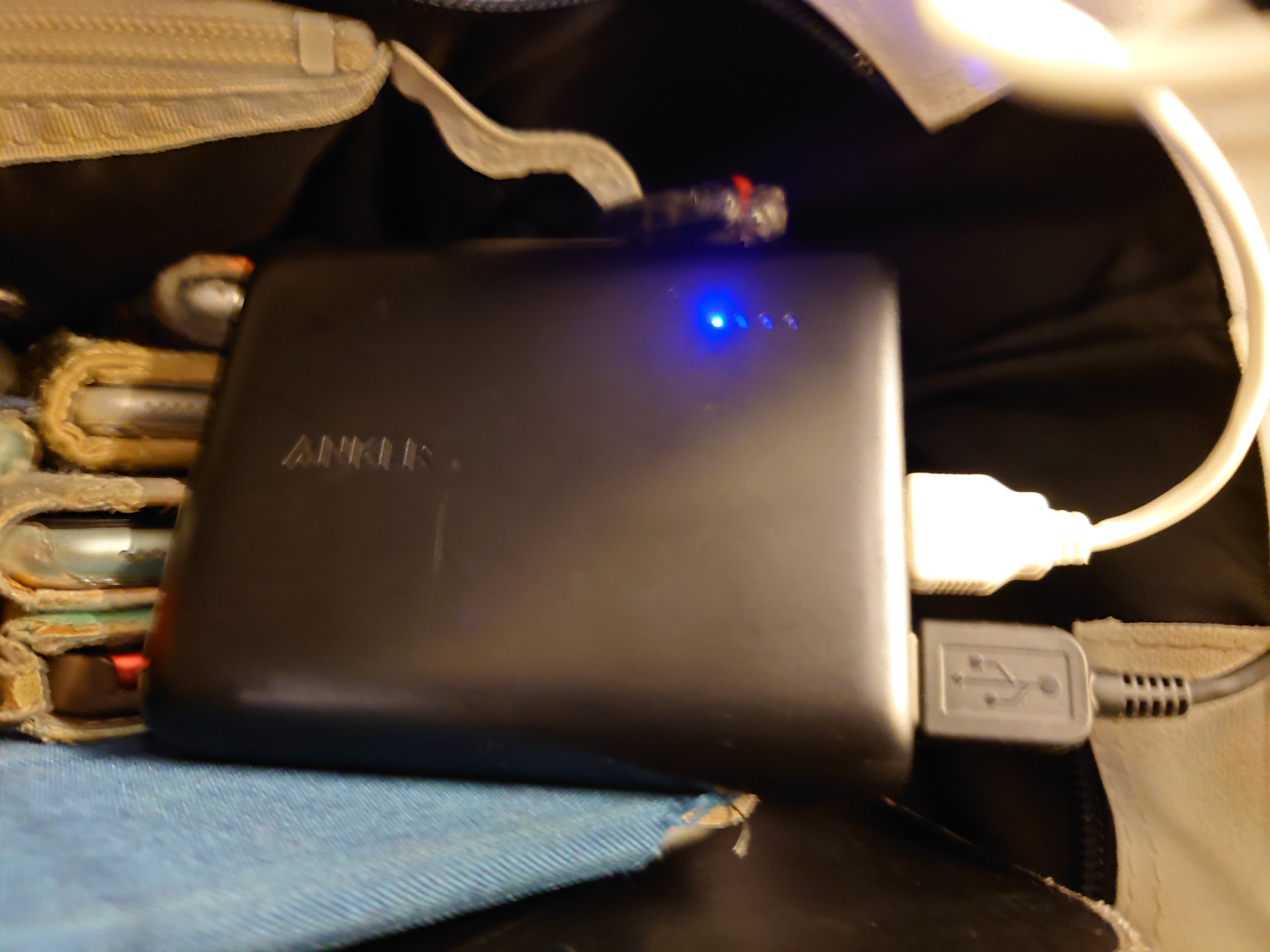 カメラの電源は、モバイルバッテリー