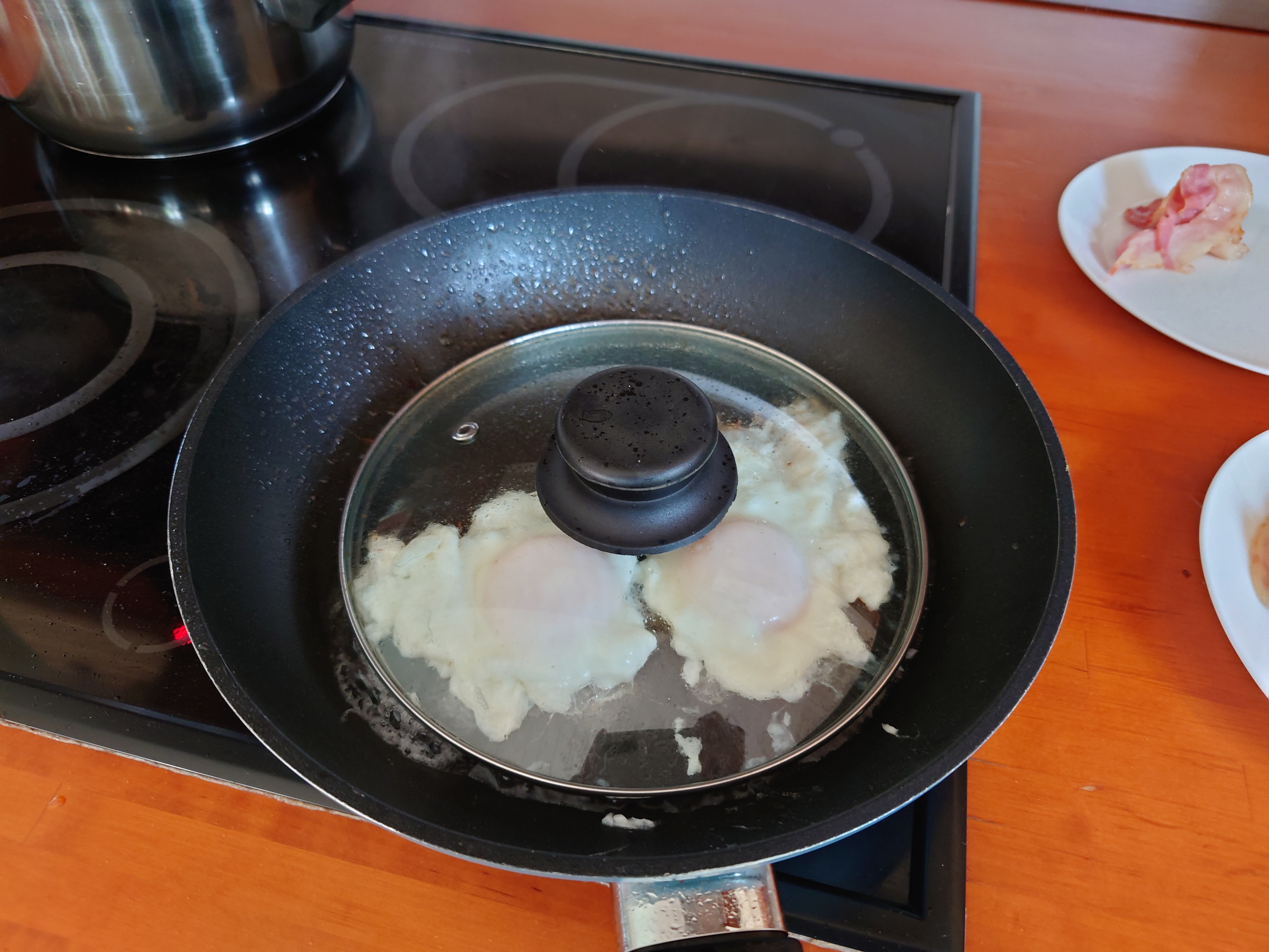 微妙なふたで目玉焼き作る
