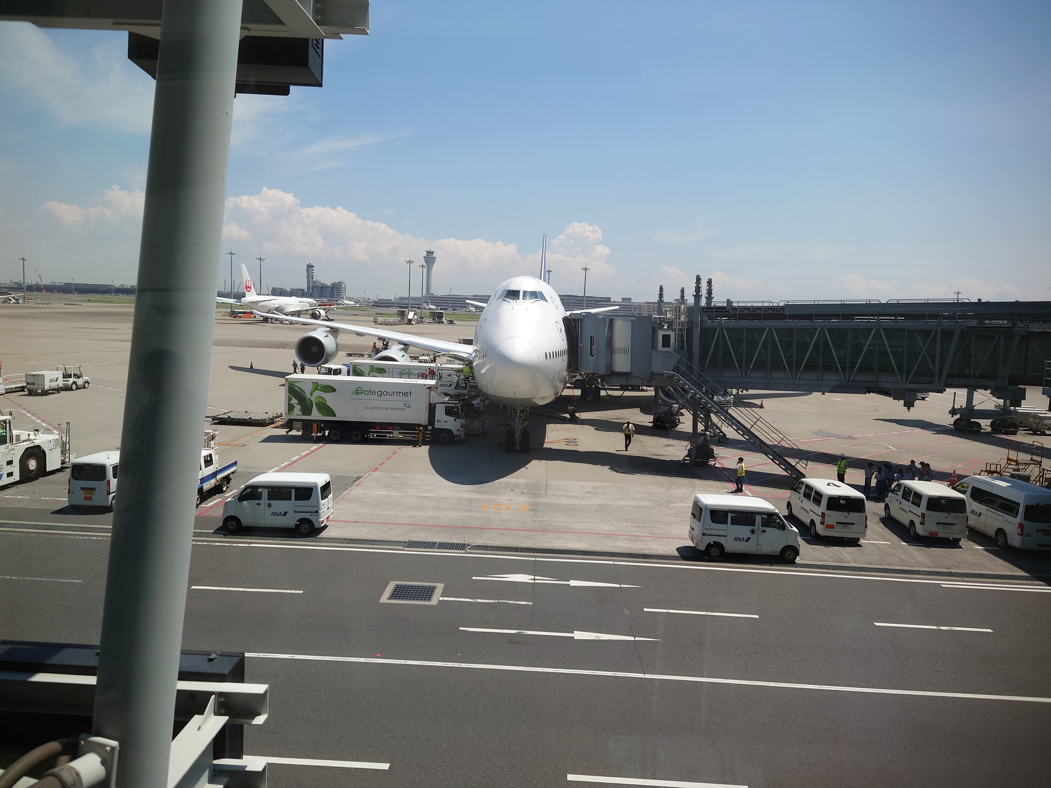 乗って来たボーイング747-8の正面（広角）