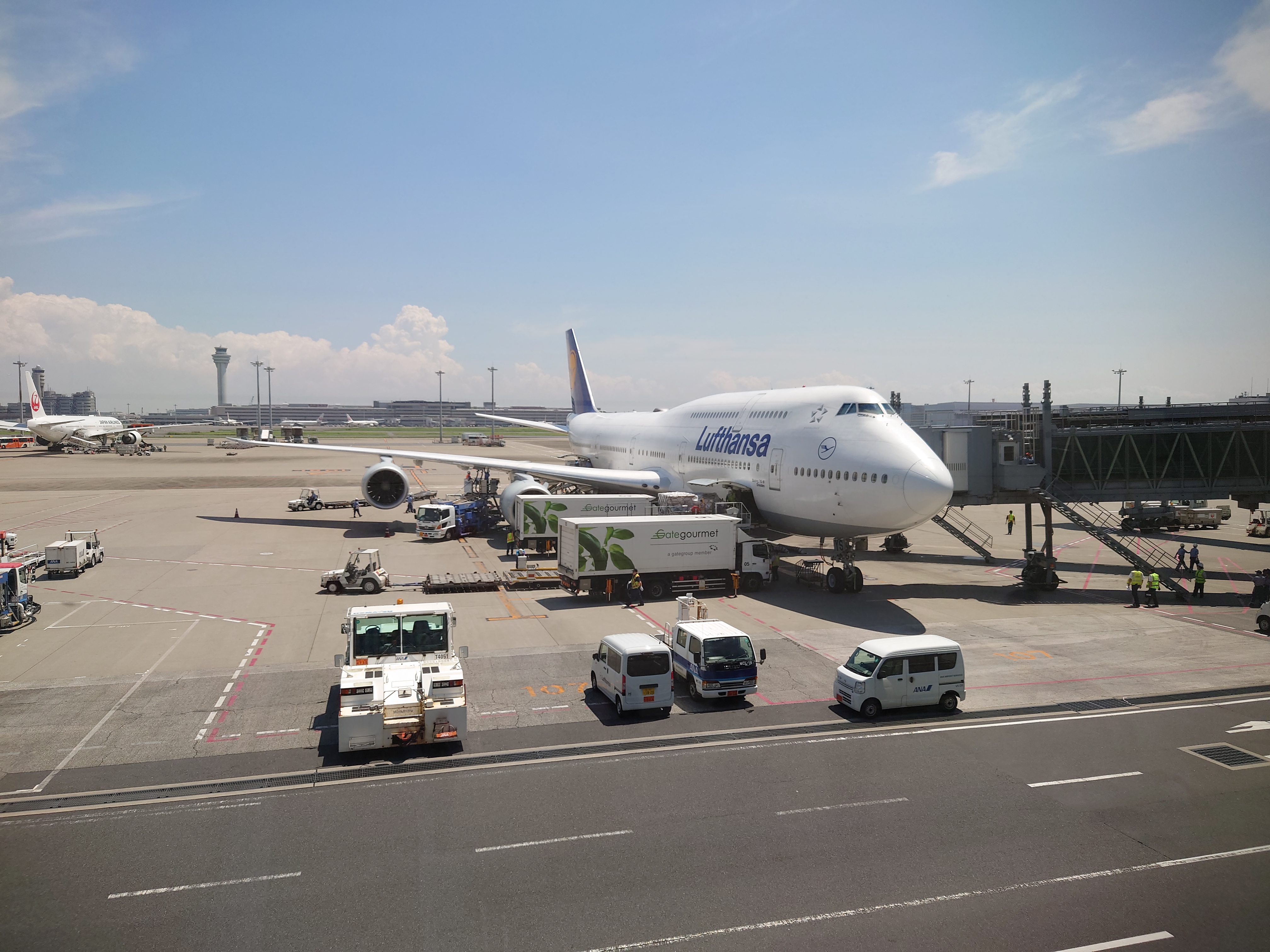 ボーイング747-8の斜め正面（広角）