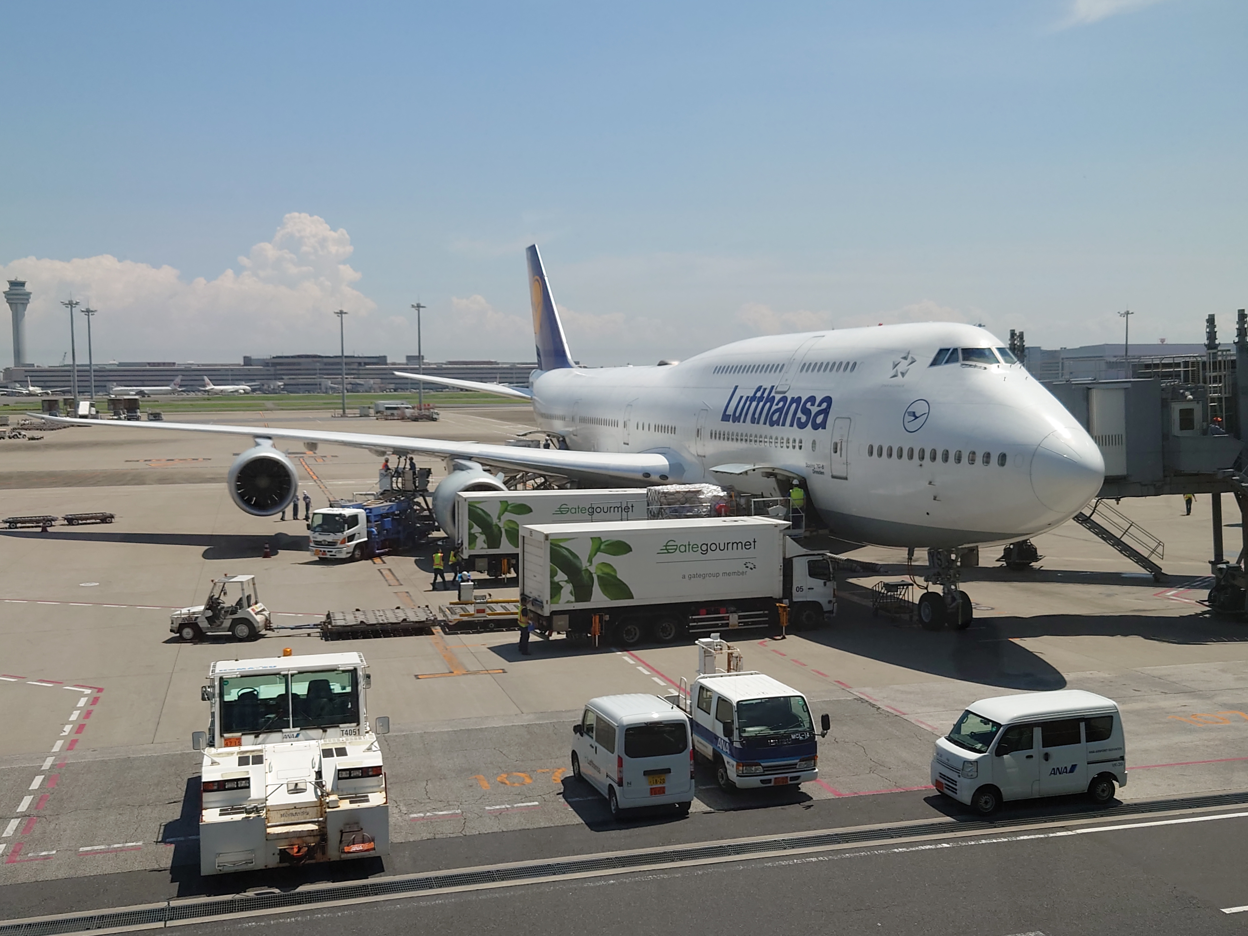 ボーイング747-8の斜め正面