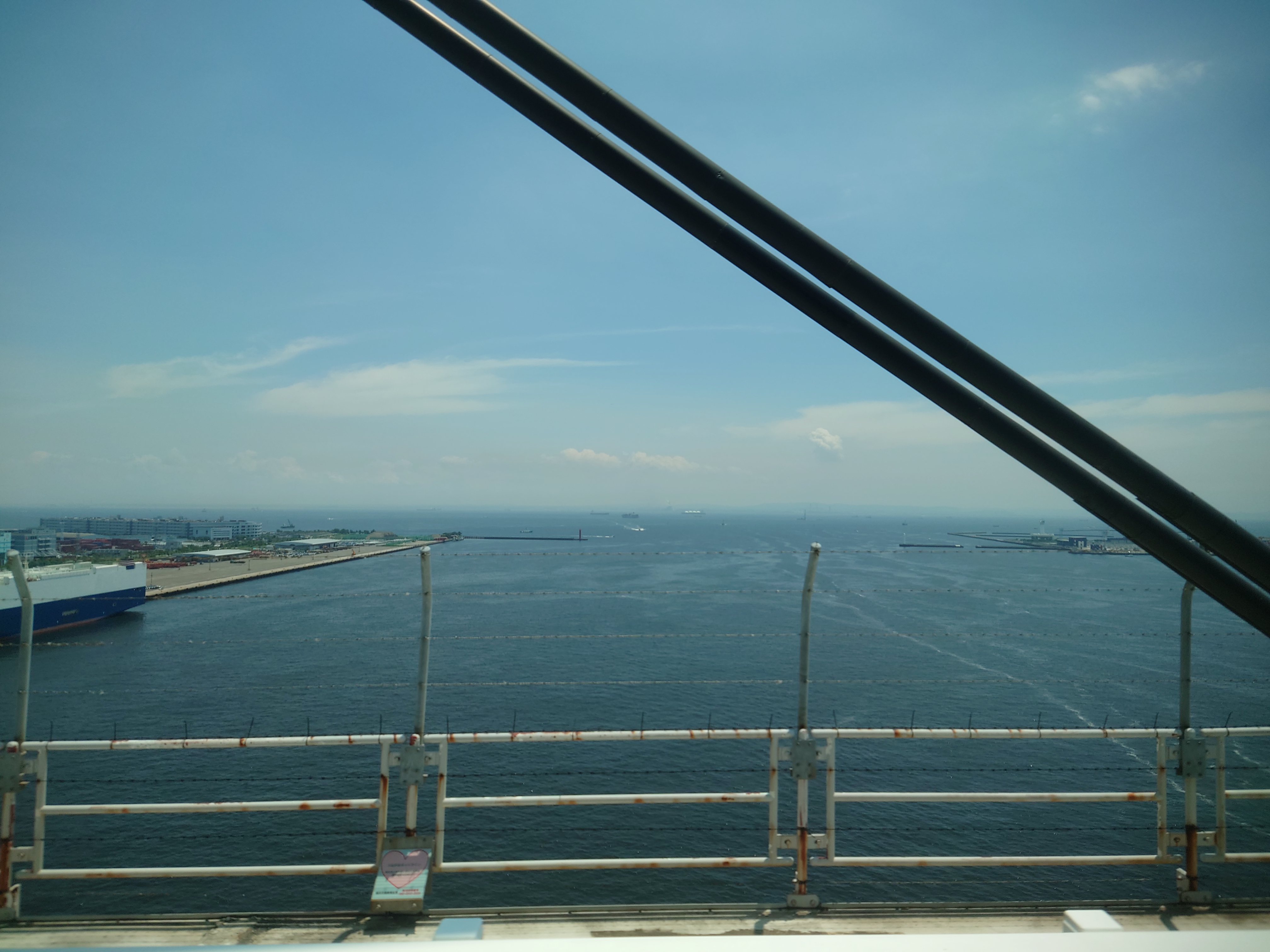 つばさ橋から扇島岸壁を眺める