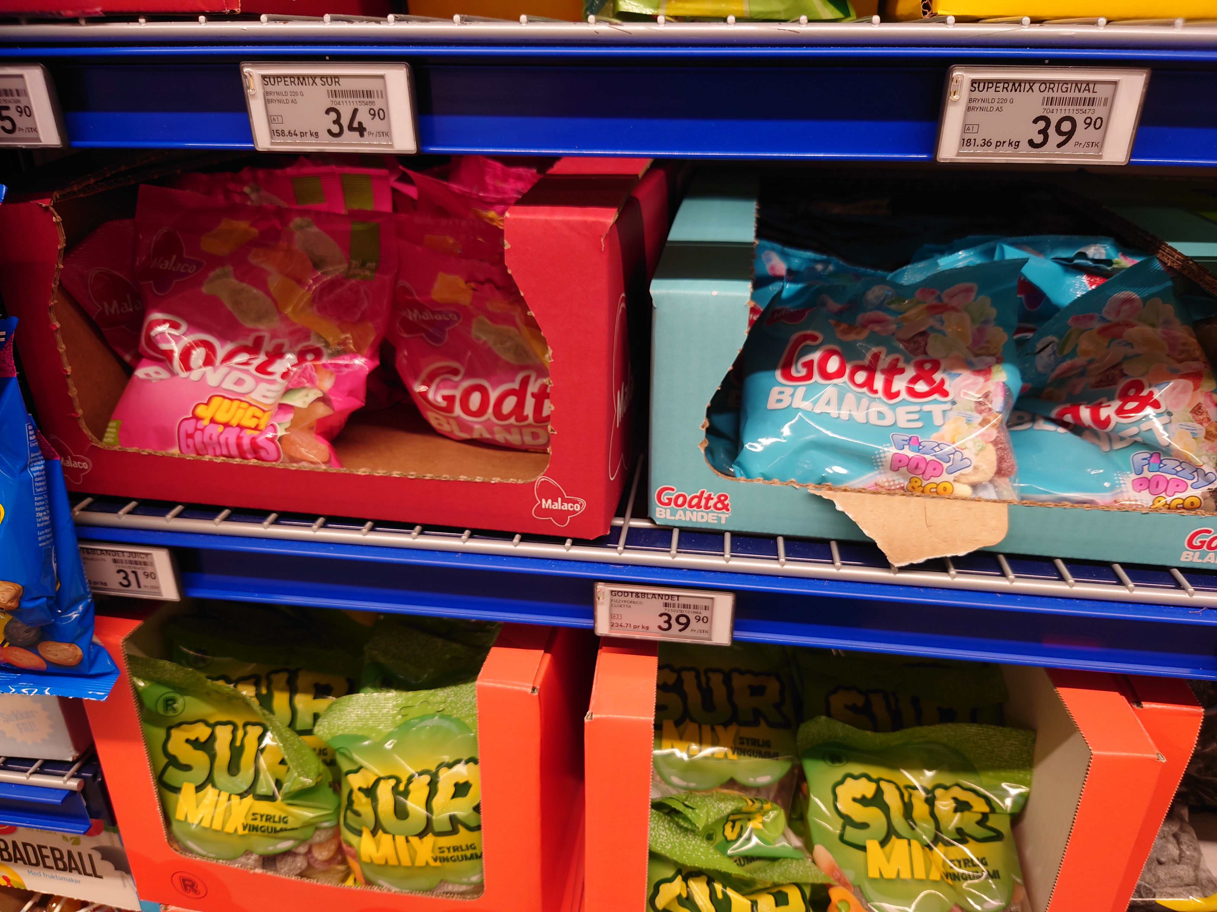 お菓子売り場５