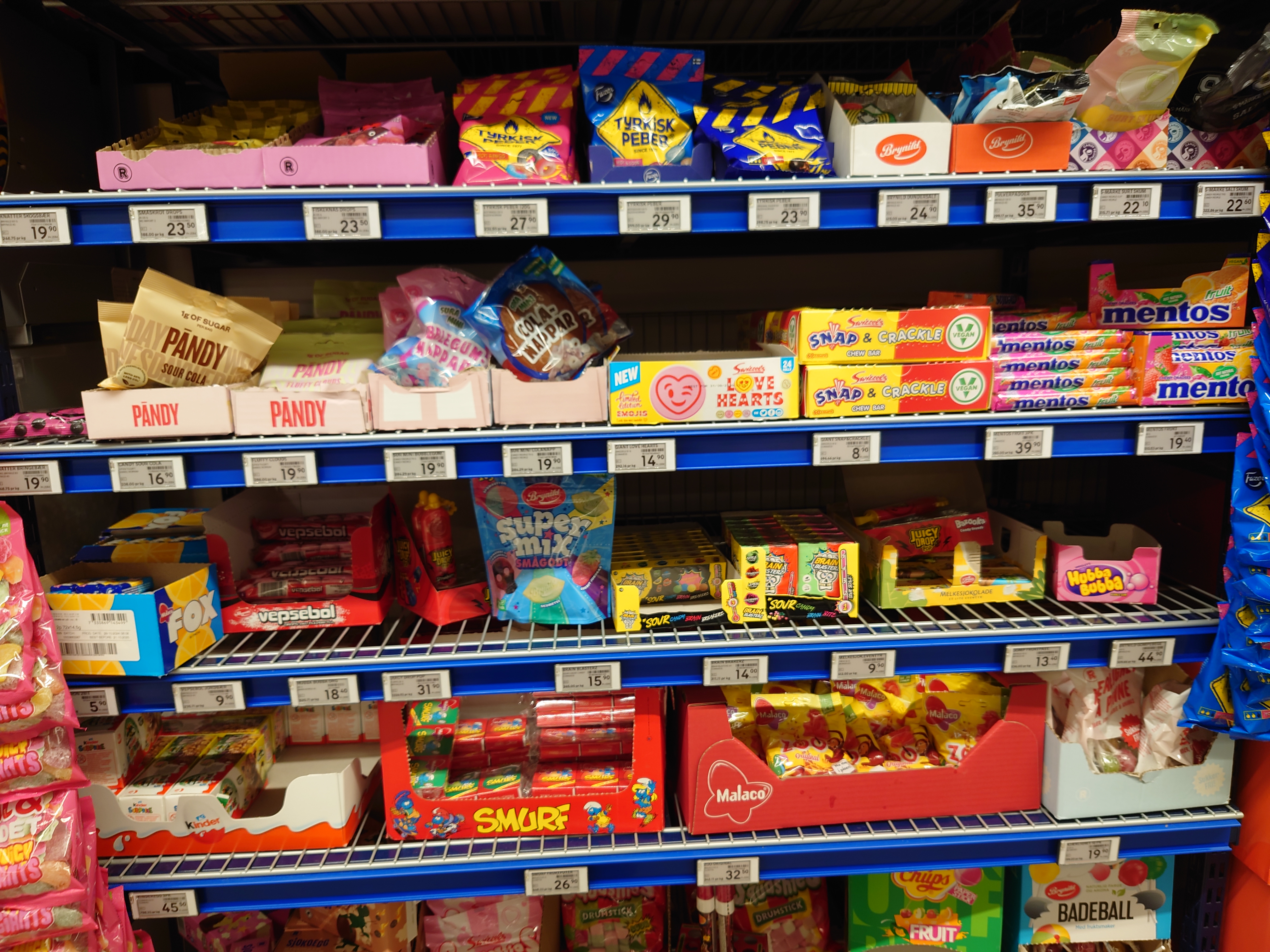 お菓子売り場６