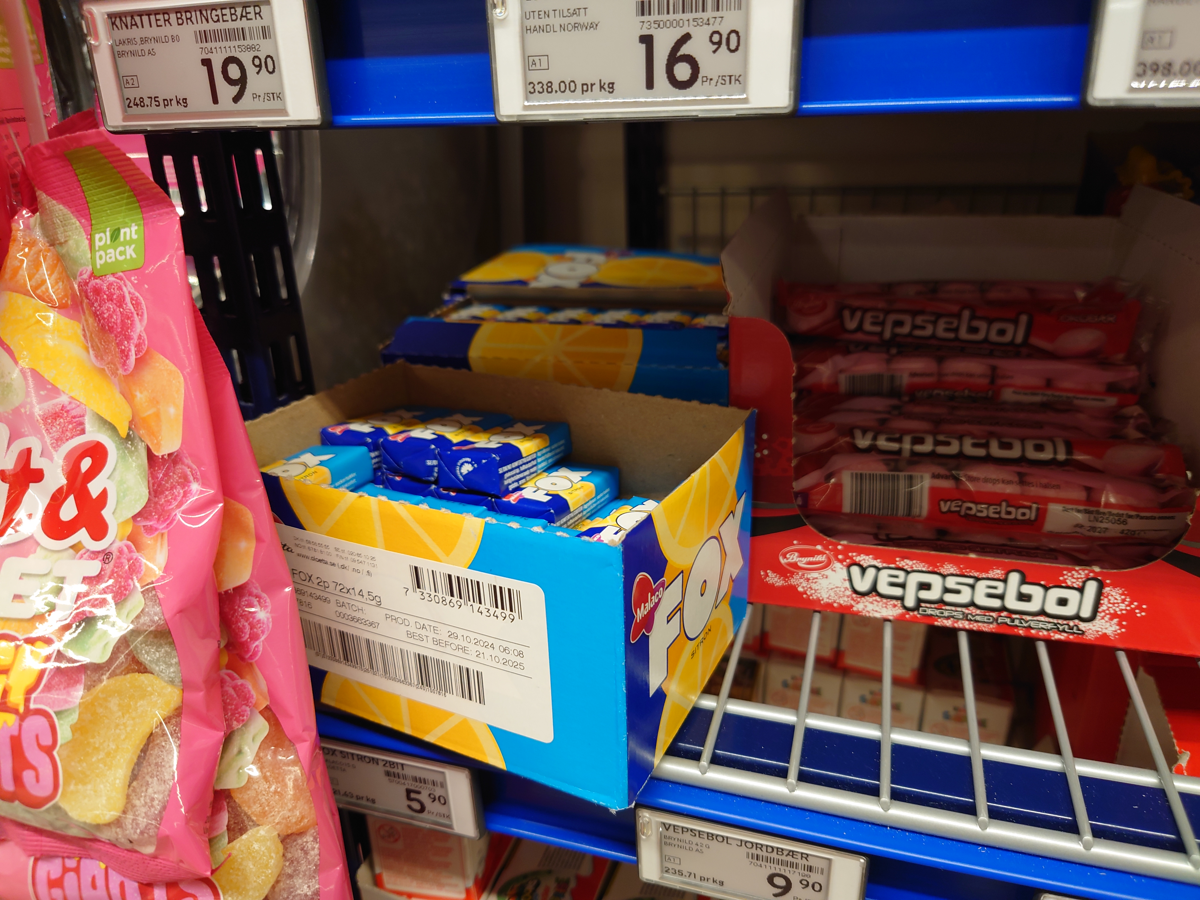 お菓子売り場８