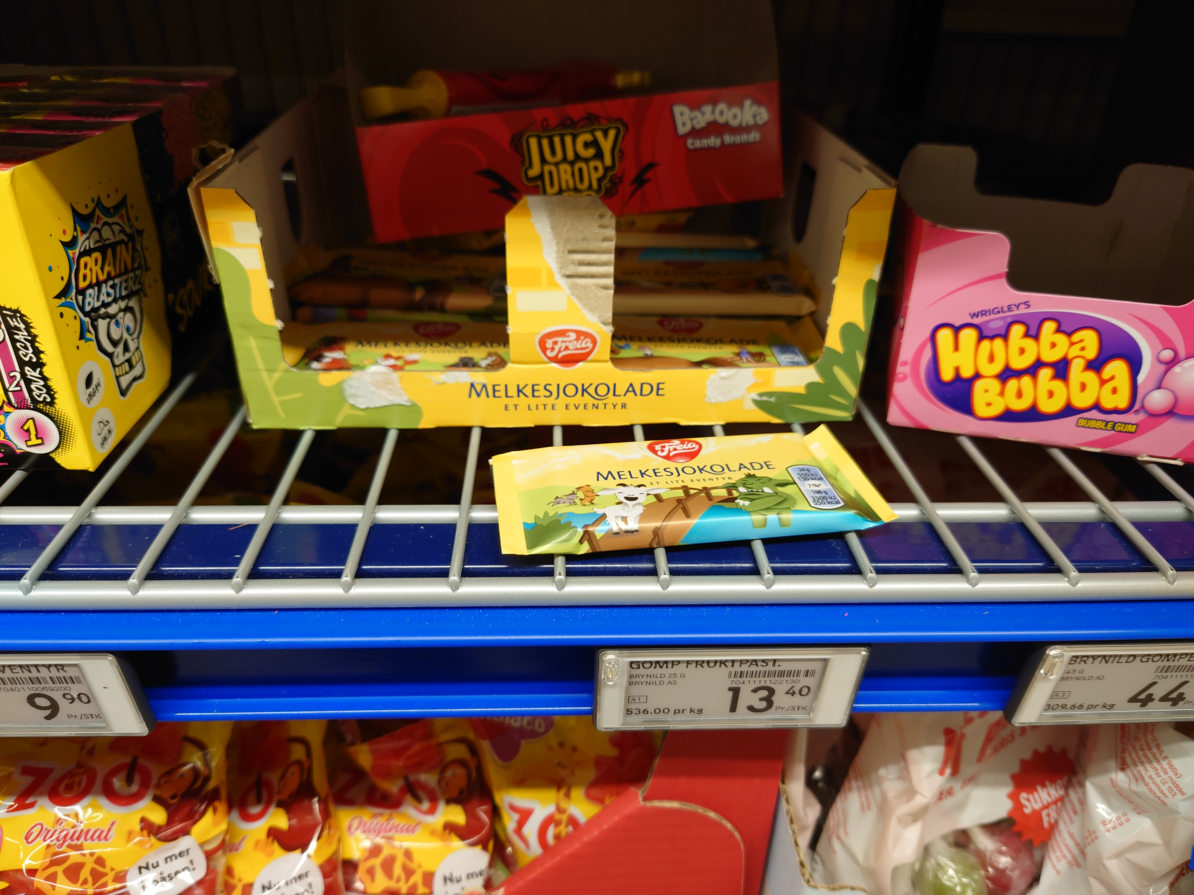 お菓子売り場１１