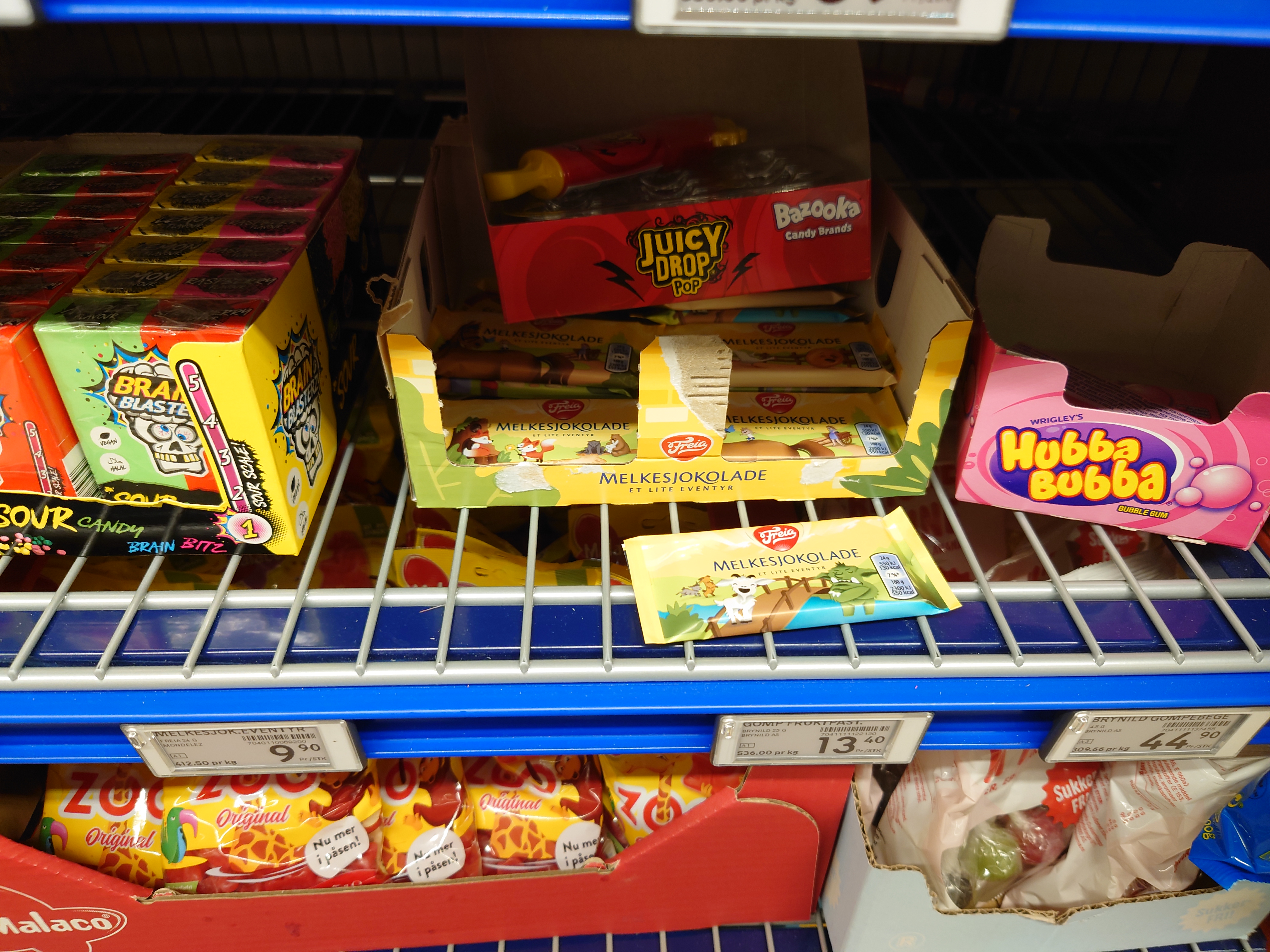 お菓子売り場１２
