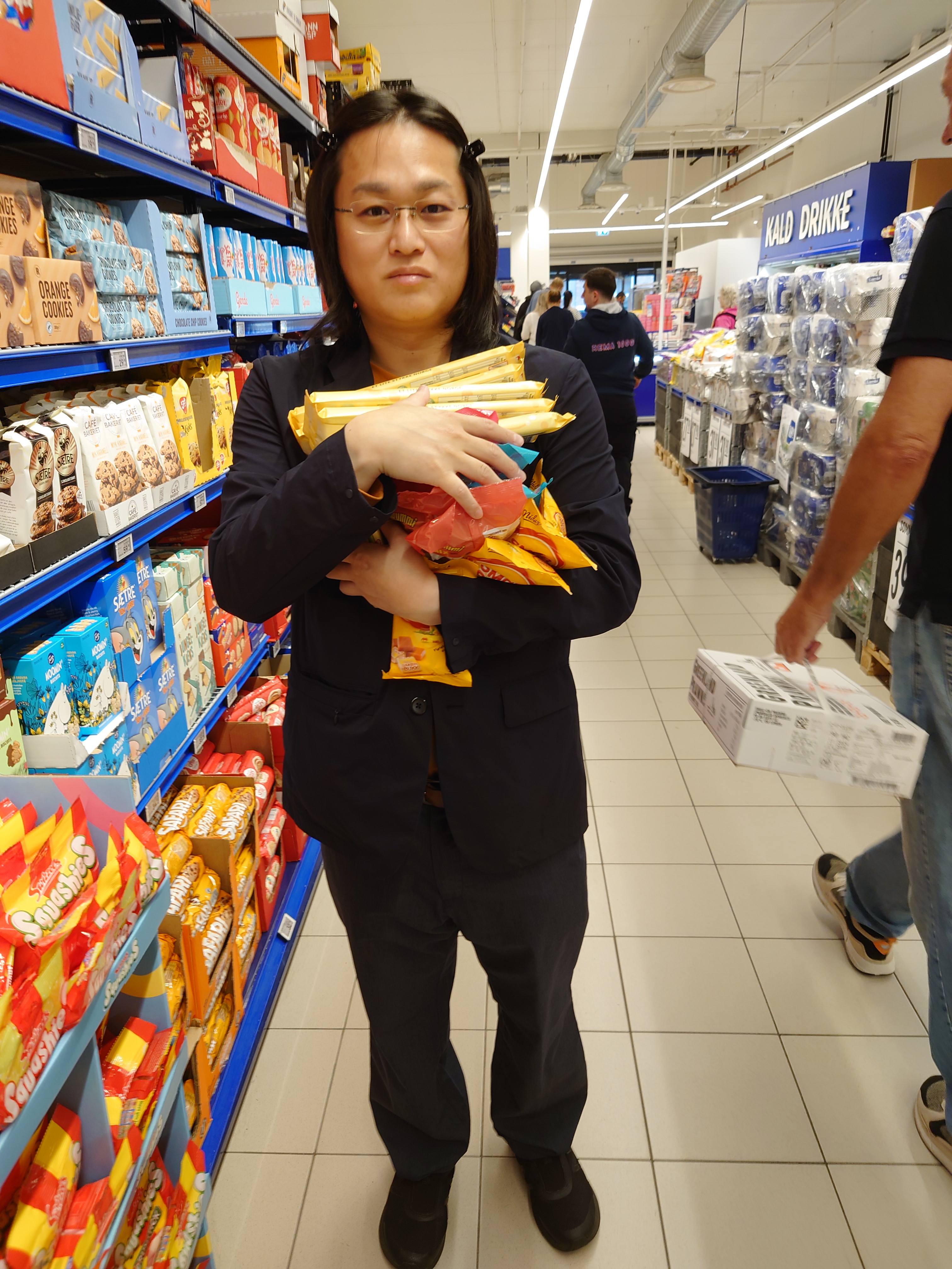 大量のお菓子を買う