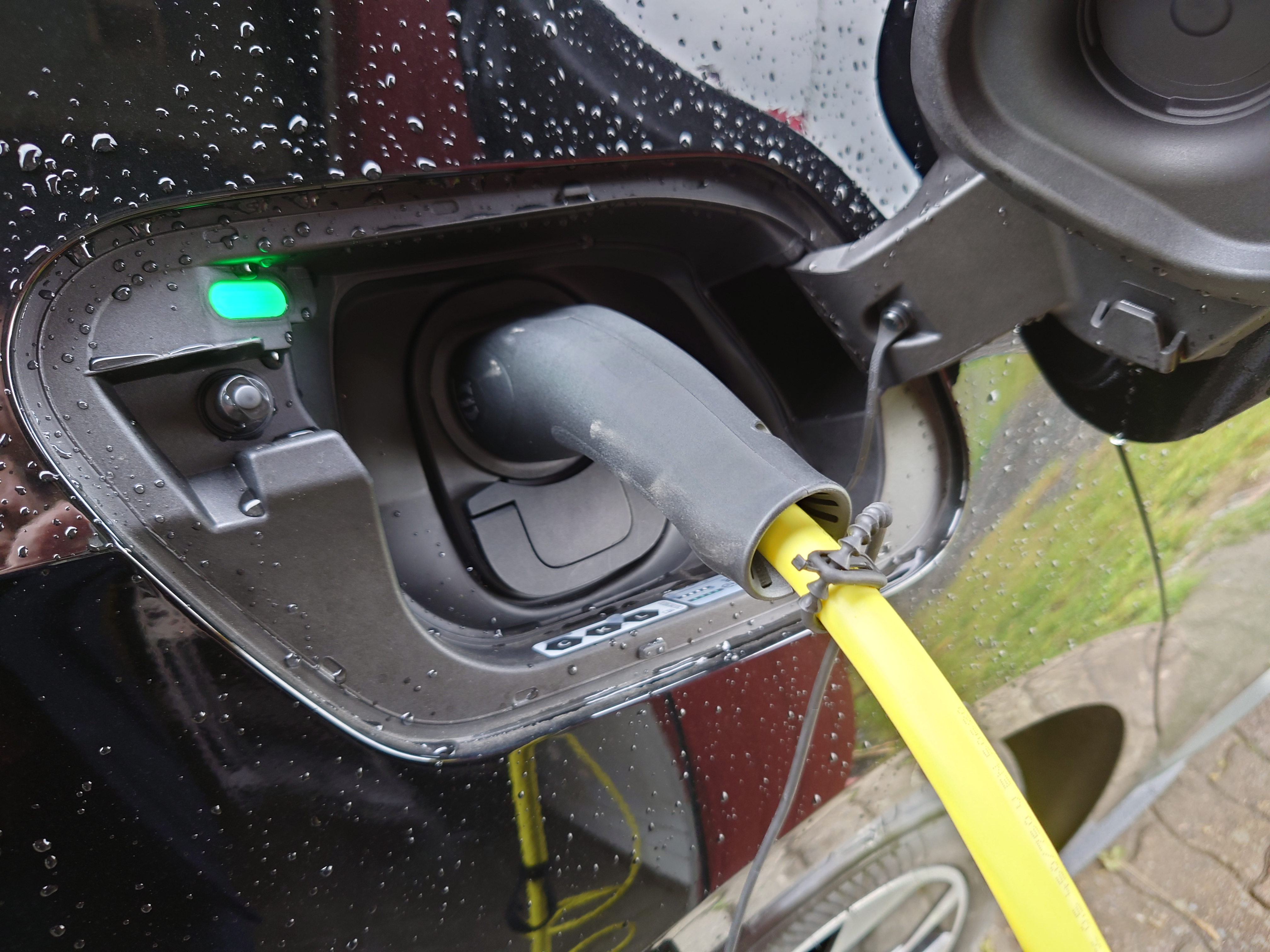 電気自動車「VWのID.3」を充電する