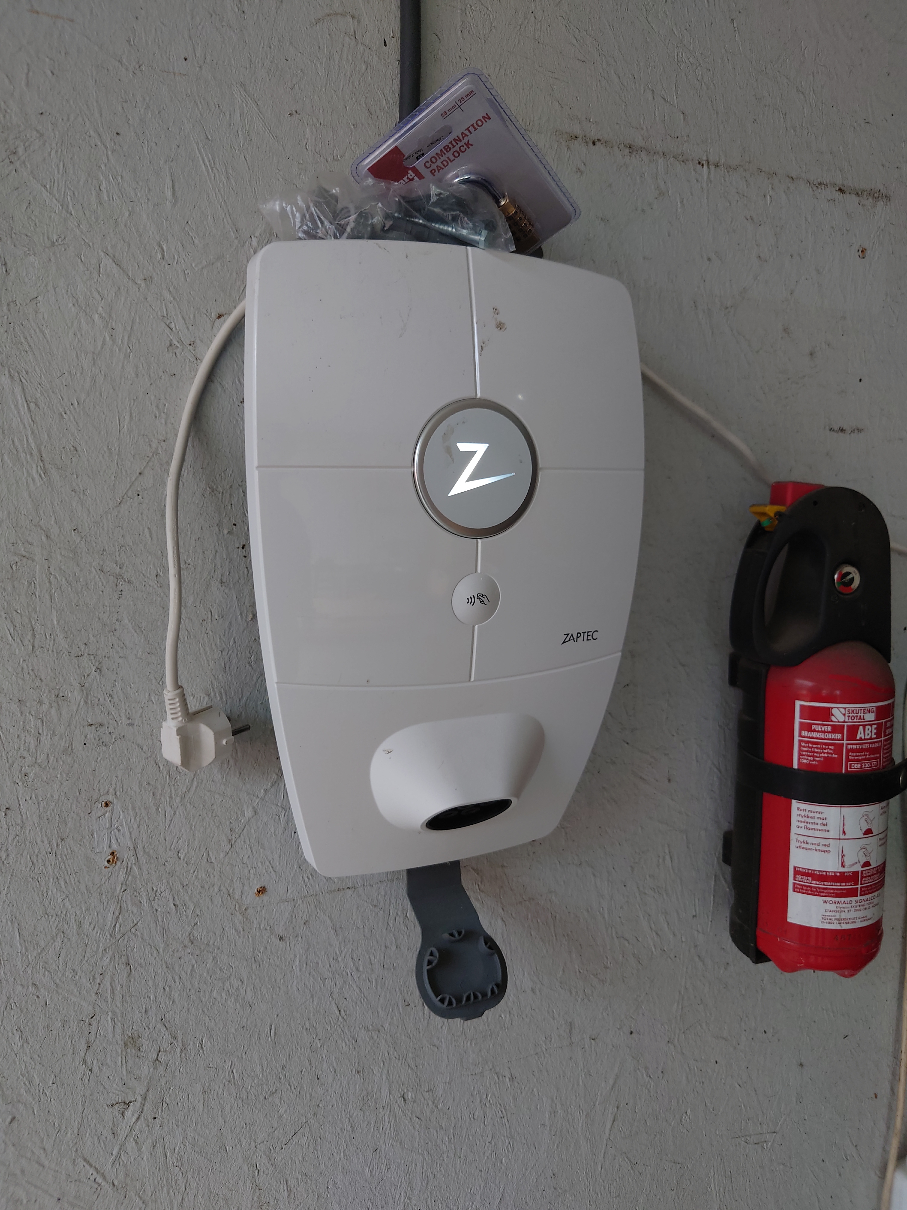 納屋の充電ポート