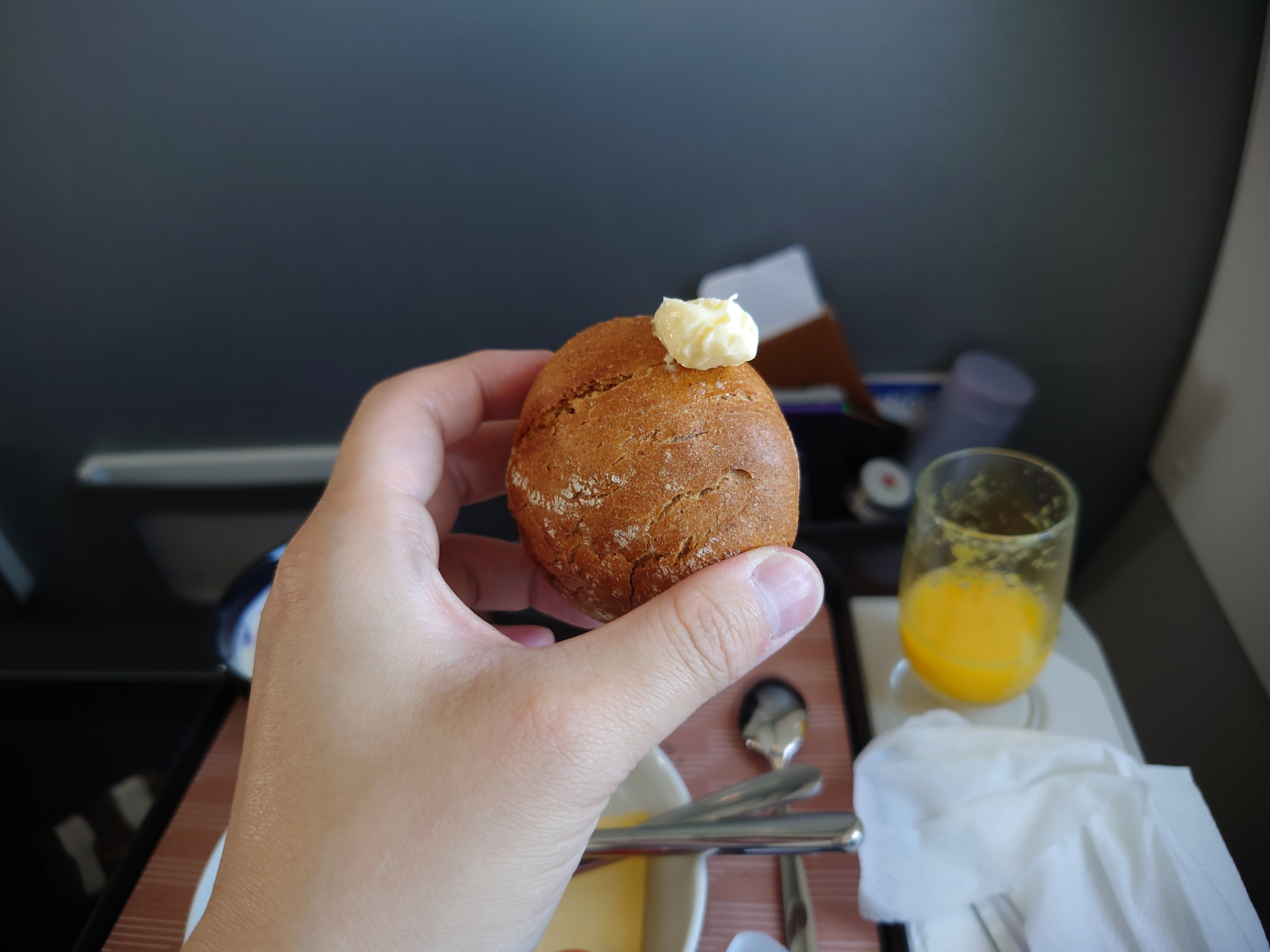 パンにマーガリンを乗せる