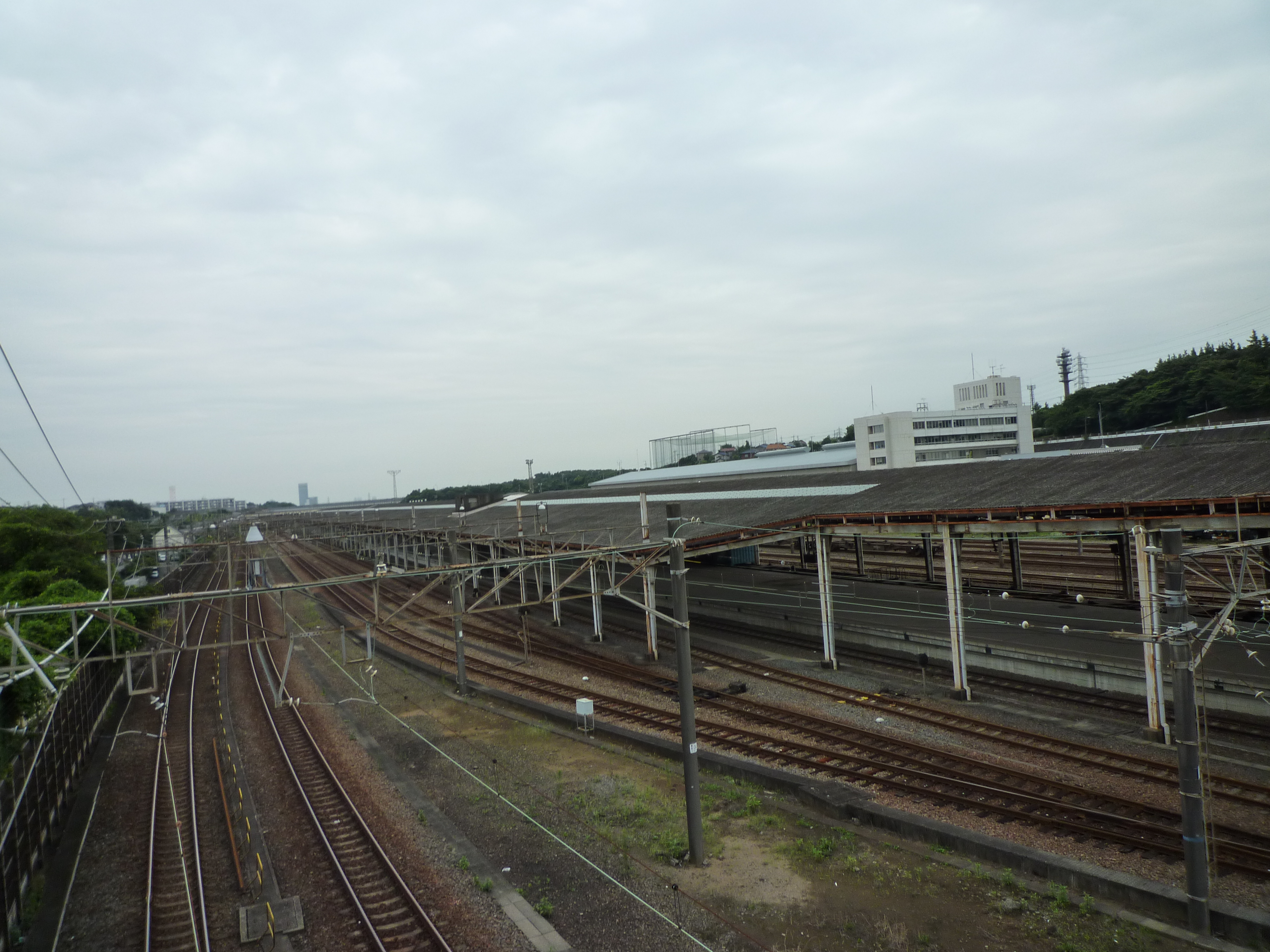 東海道貨物線の線路と貨物ターミナル