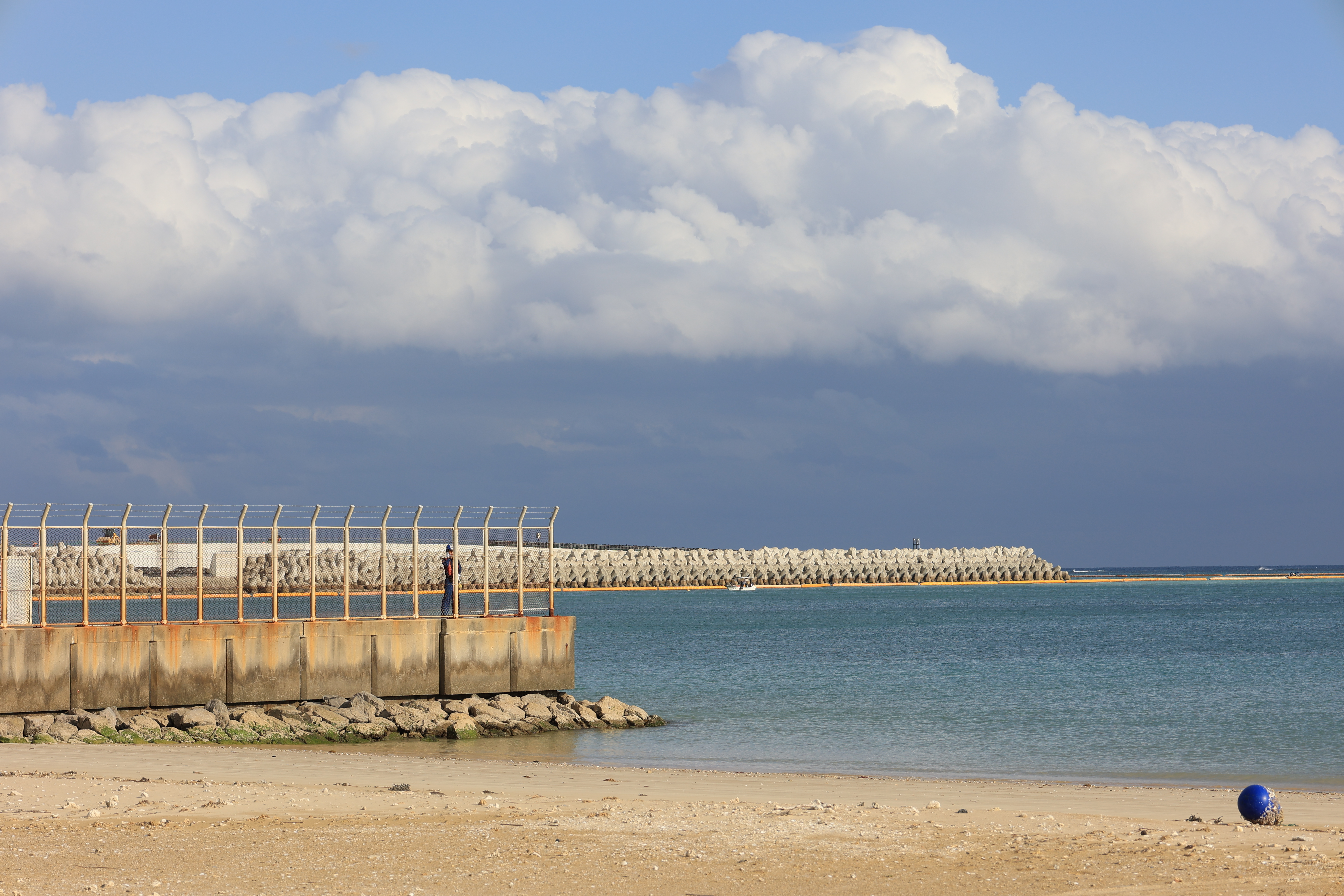 辺野古基地の滑走路建設現場とガードマン 辺野古基地の滑走路建設現場とガードマン