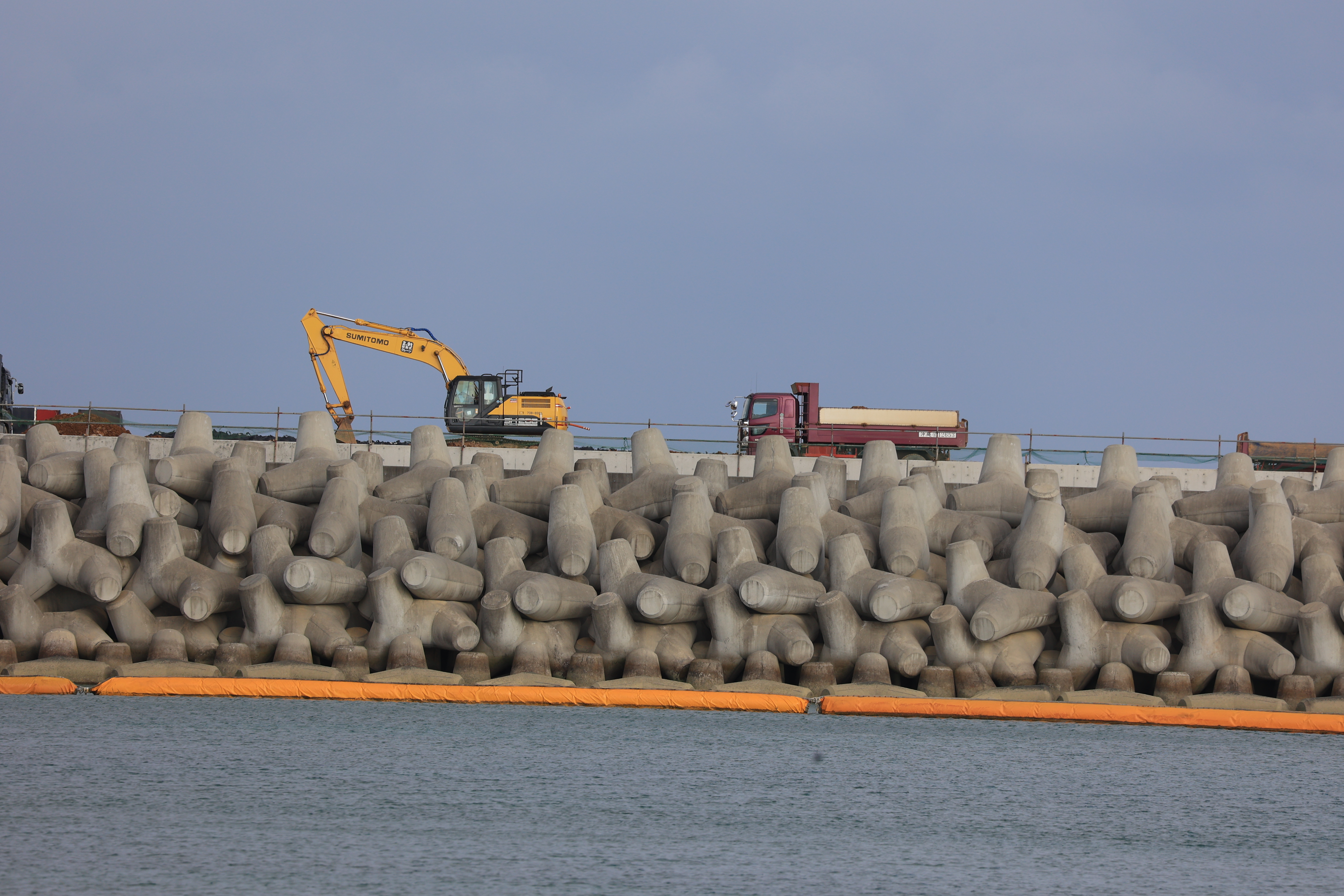 辺野古ビーチ、滑走路建設現場　～辺野古漁港、松田ヌ浜（辺野古ハーレー）より望む～