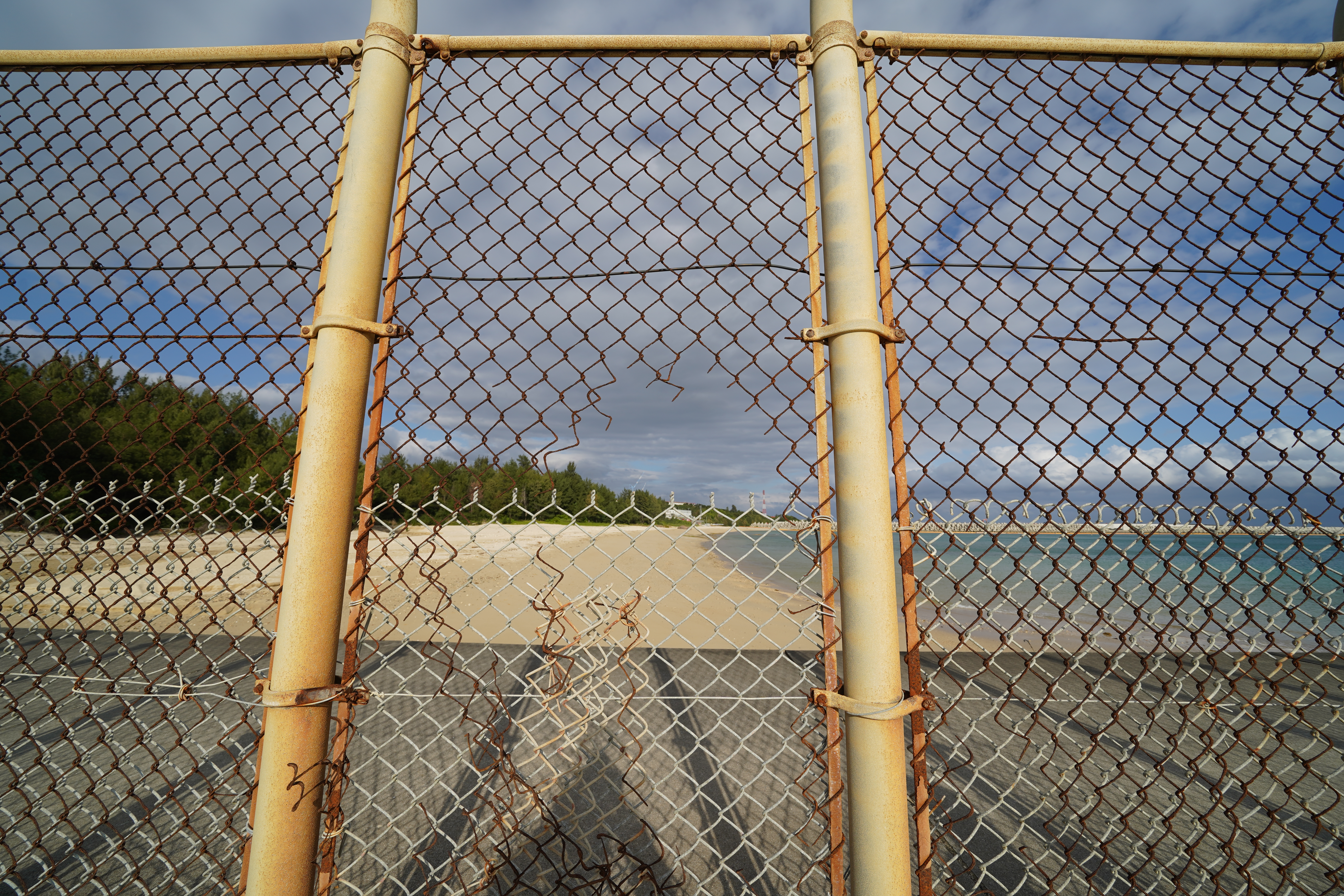 柵と鉄網破損部分 柵と鉄網破損部分