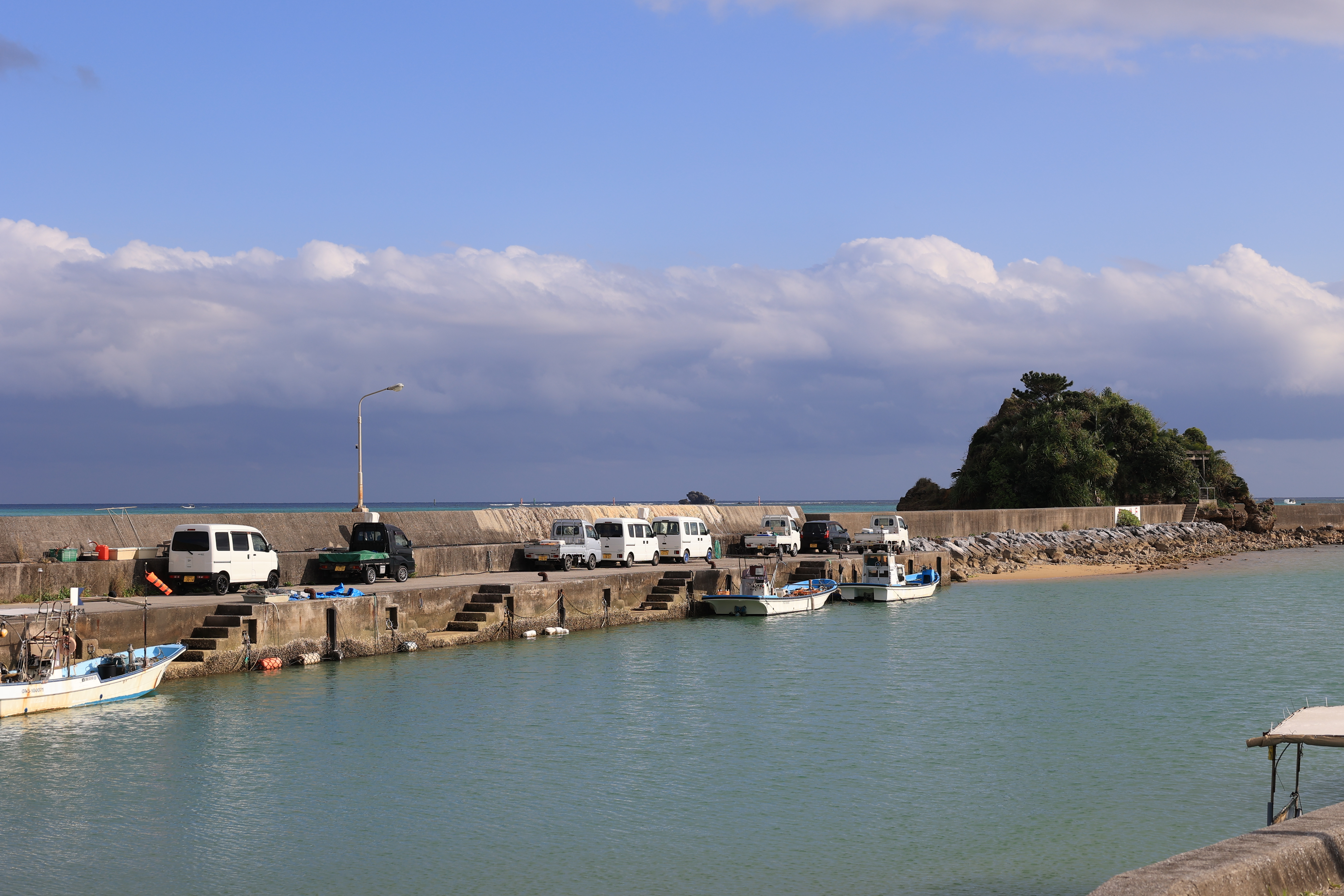 辺野古基地の滑走路建設現場内の漁港関連の車 辺野古基地の滑走路建設現場内の漁港関連の車