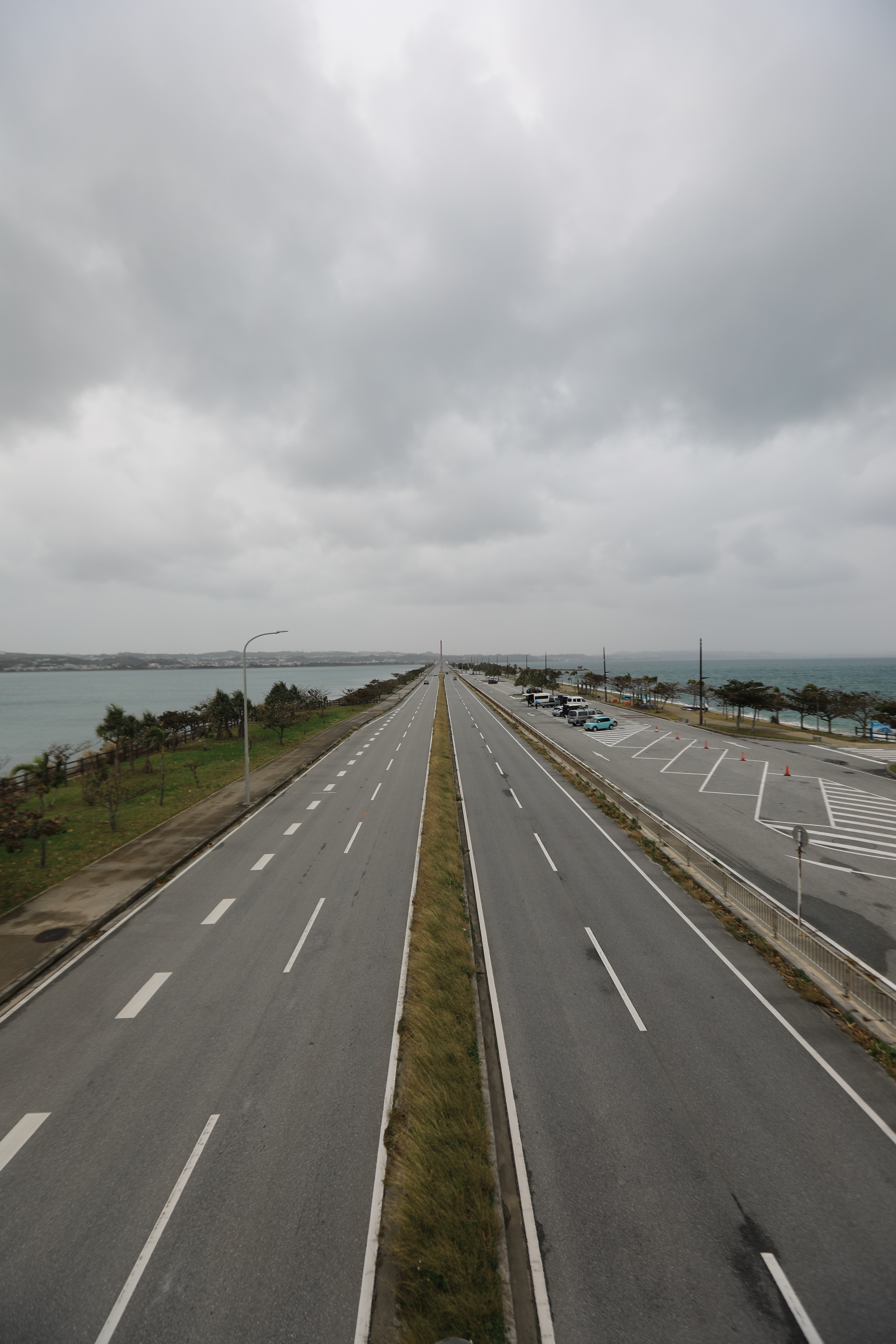 海中道路の中央橋上から眺める２