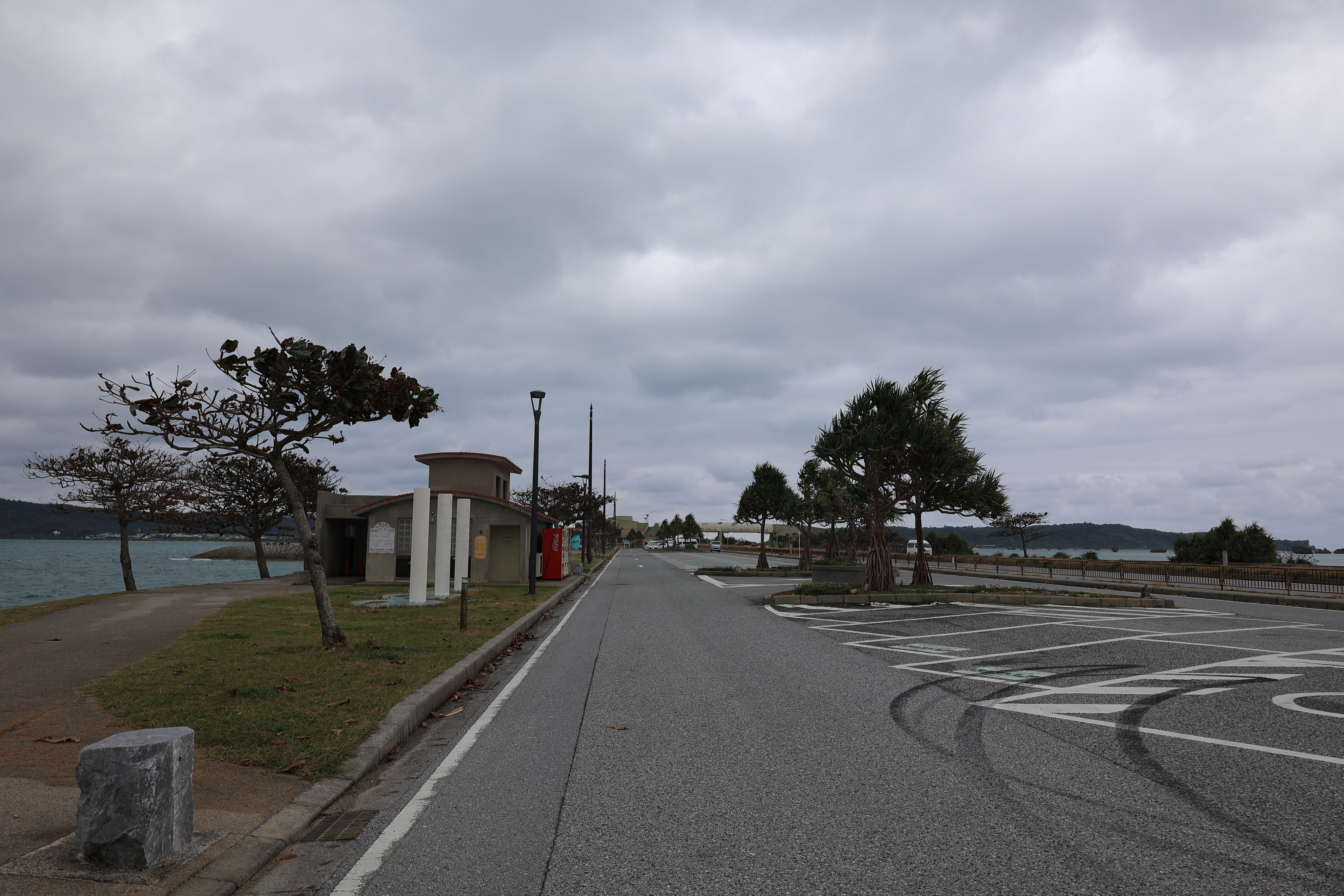 海中道路側道の駐車場