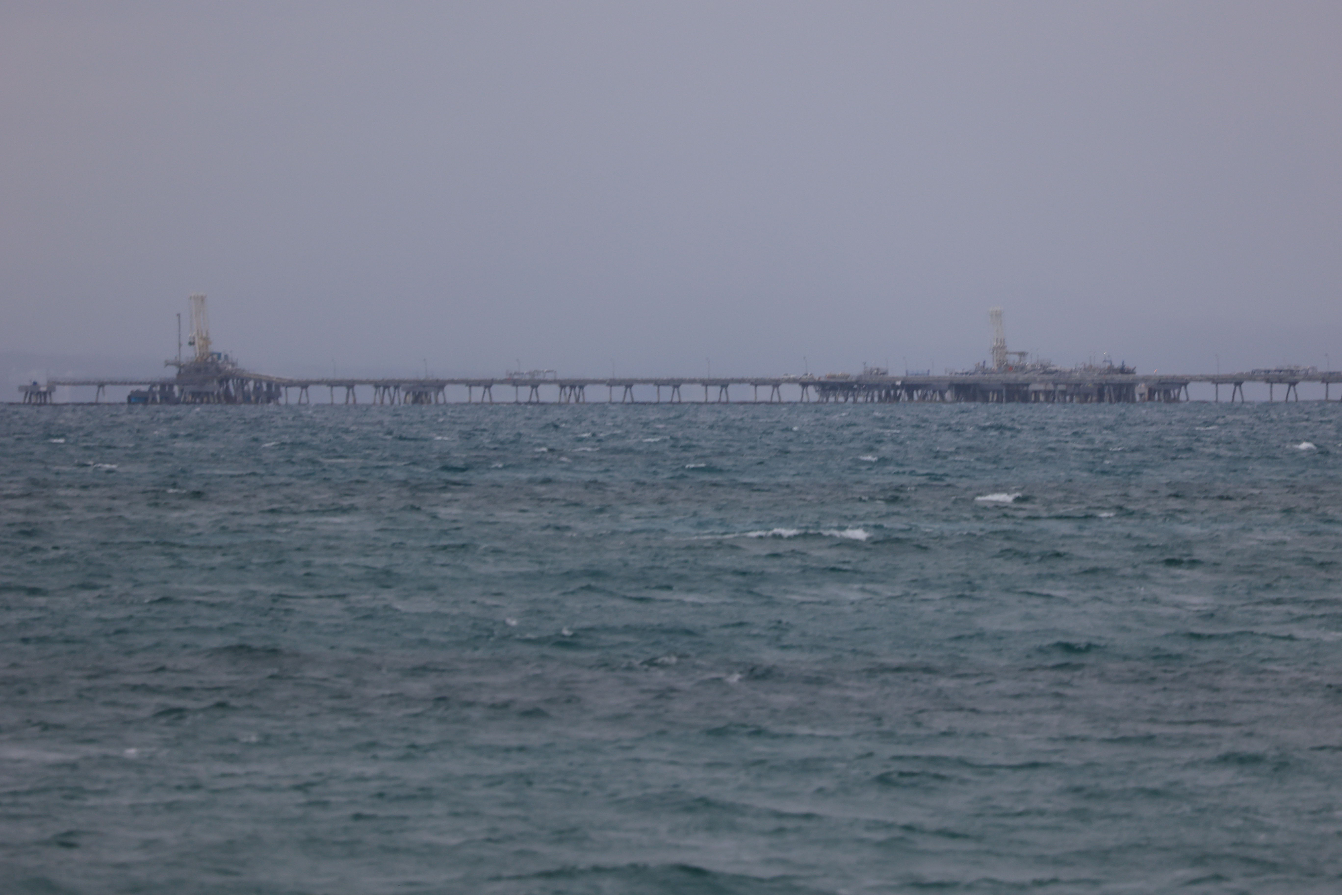 海の奥に巨大建造物４