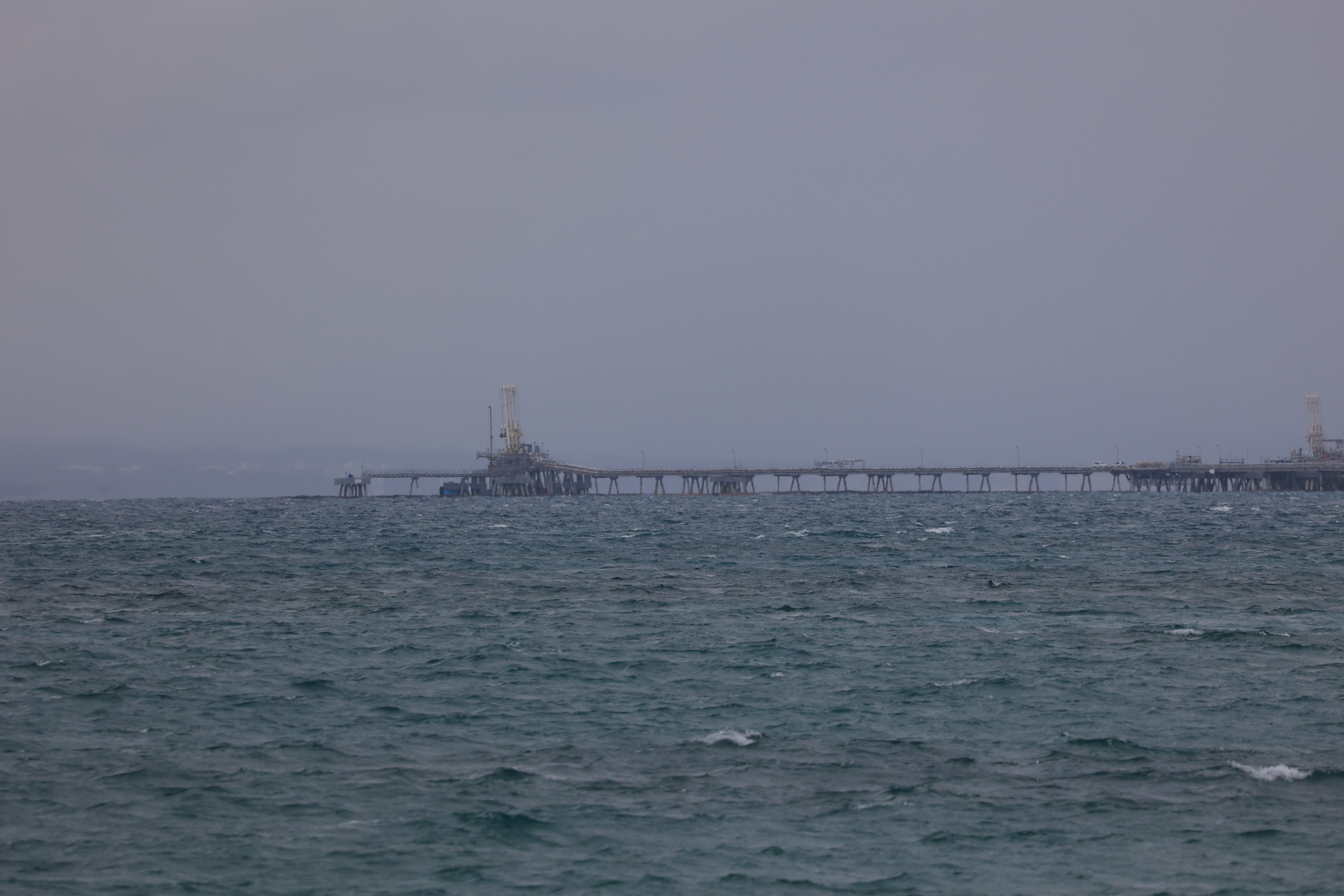 海の奥に巨大建造物５