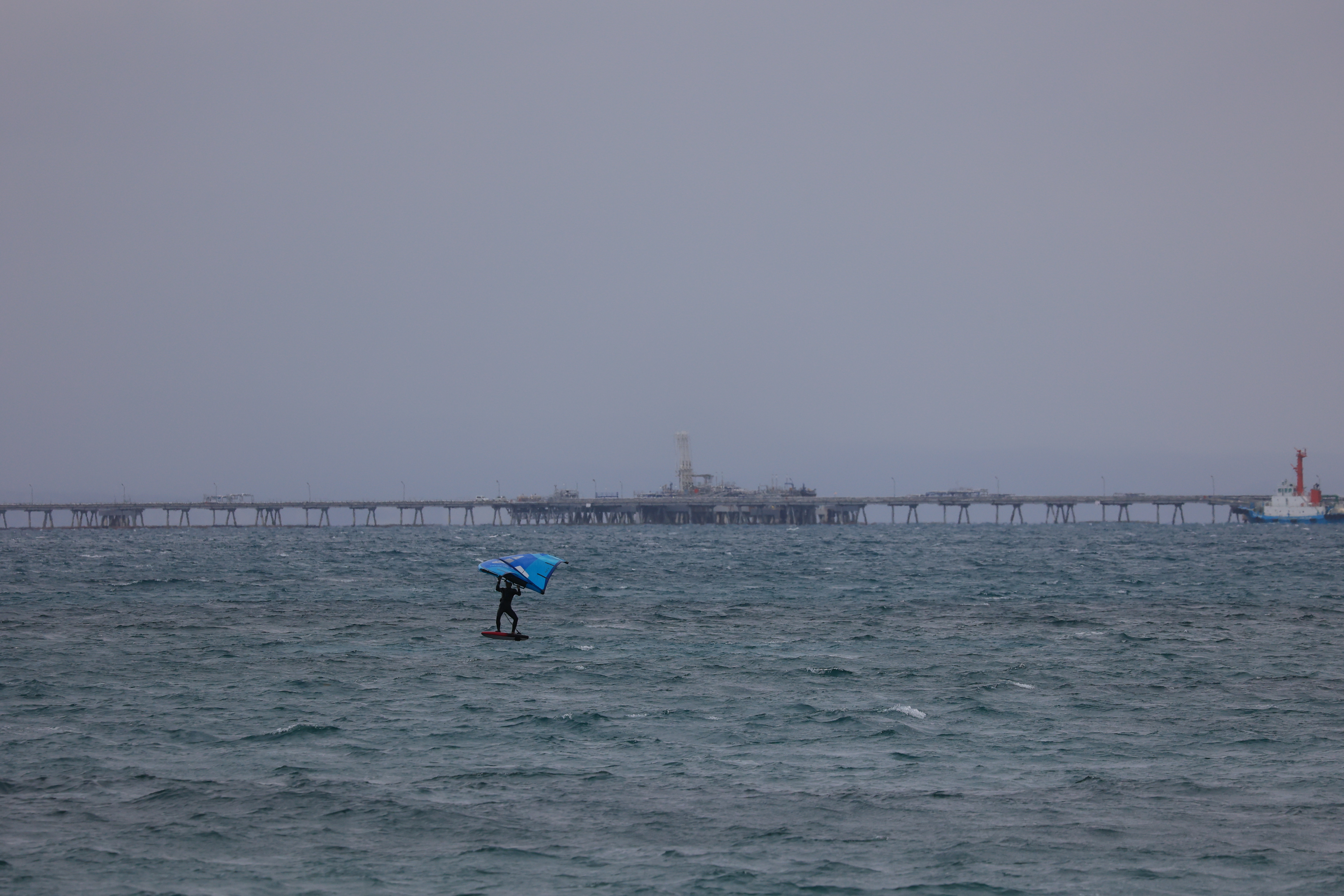 海の奥に巨大建造物２