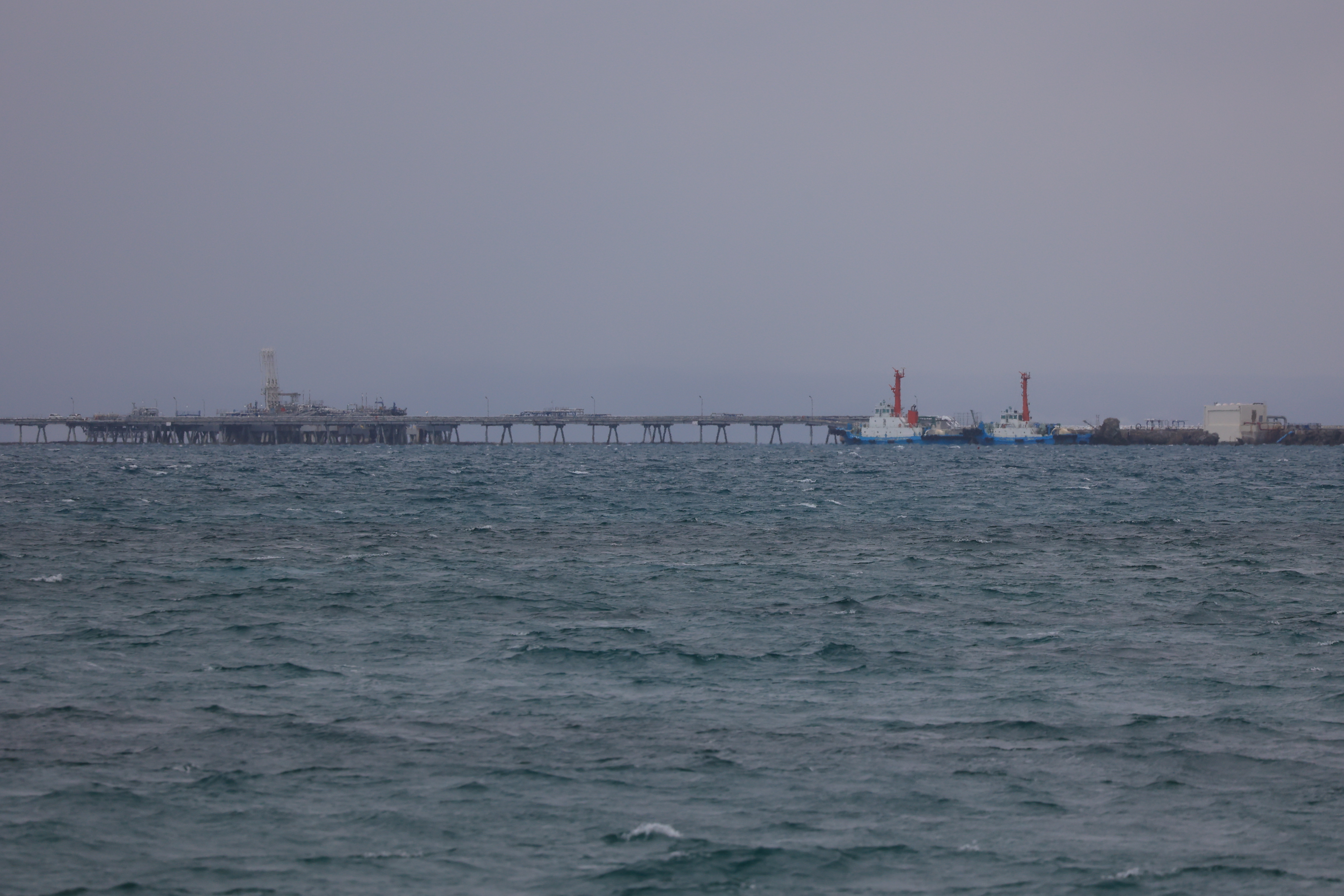 海の奥に巨大建造物３