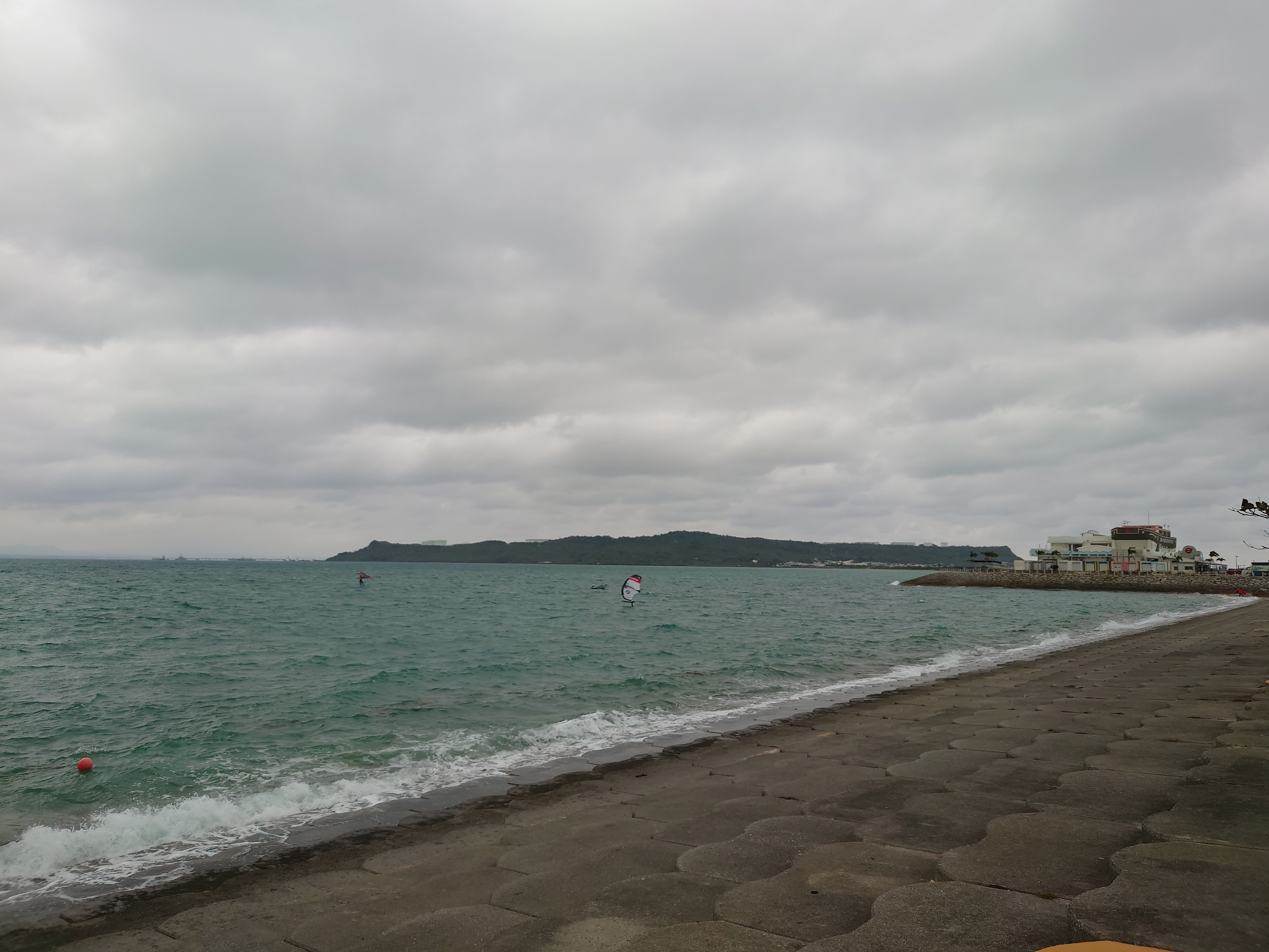海中道路の横の海１