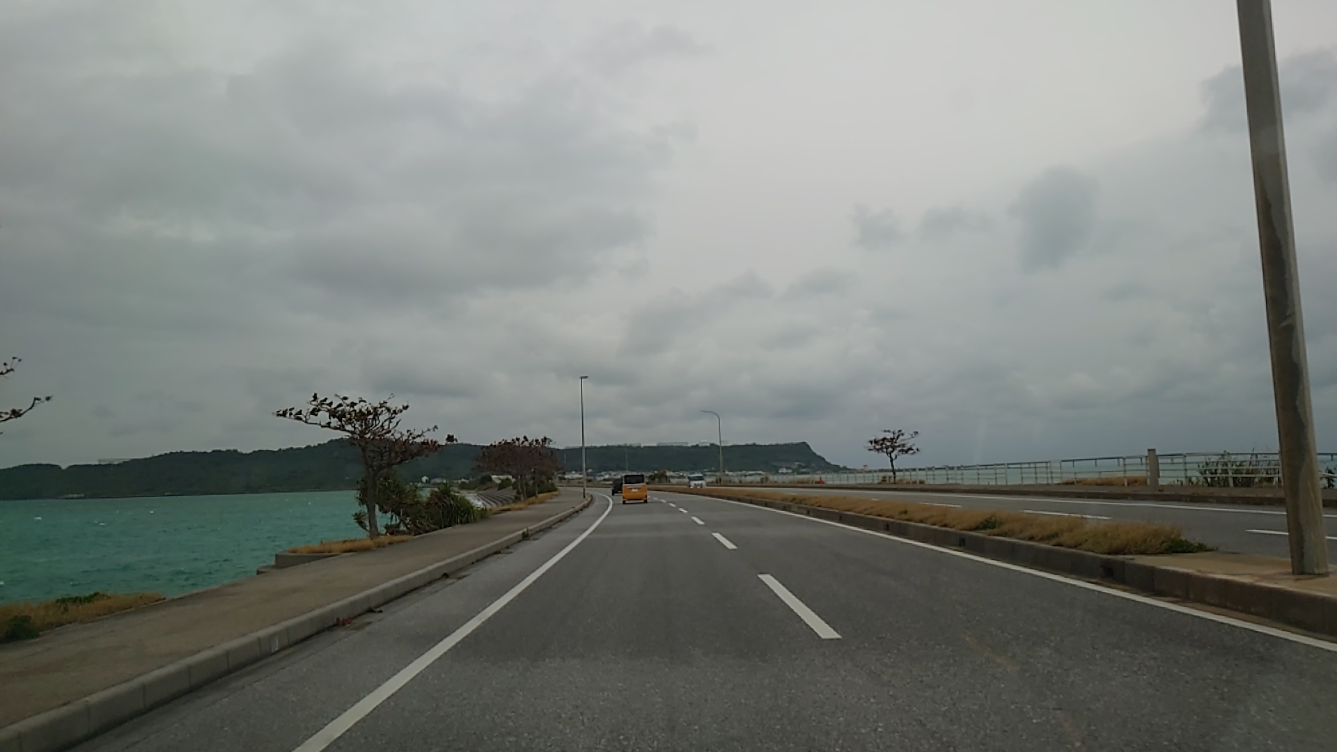 海中道路を進む