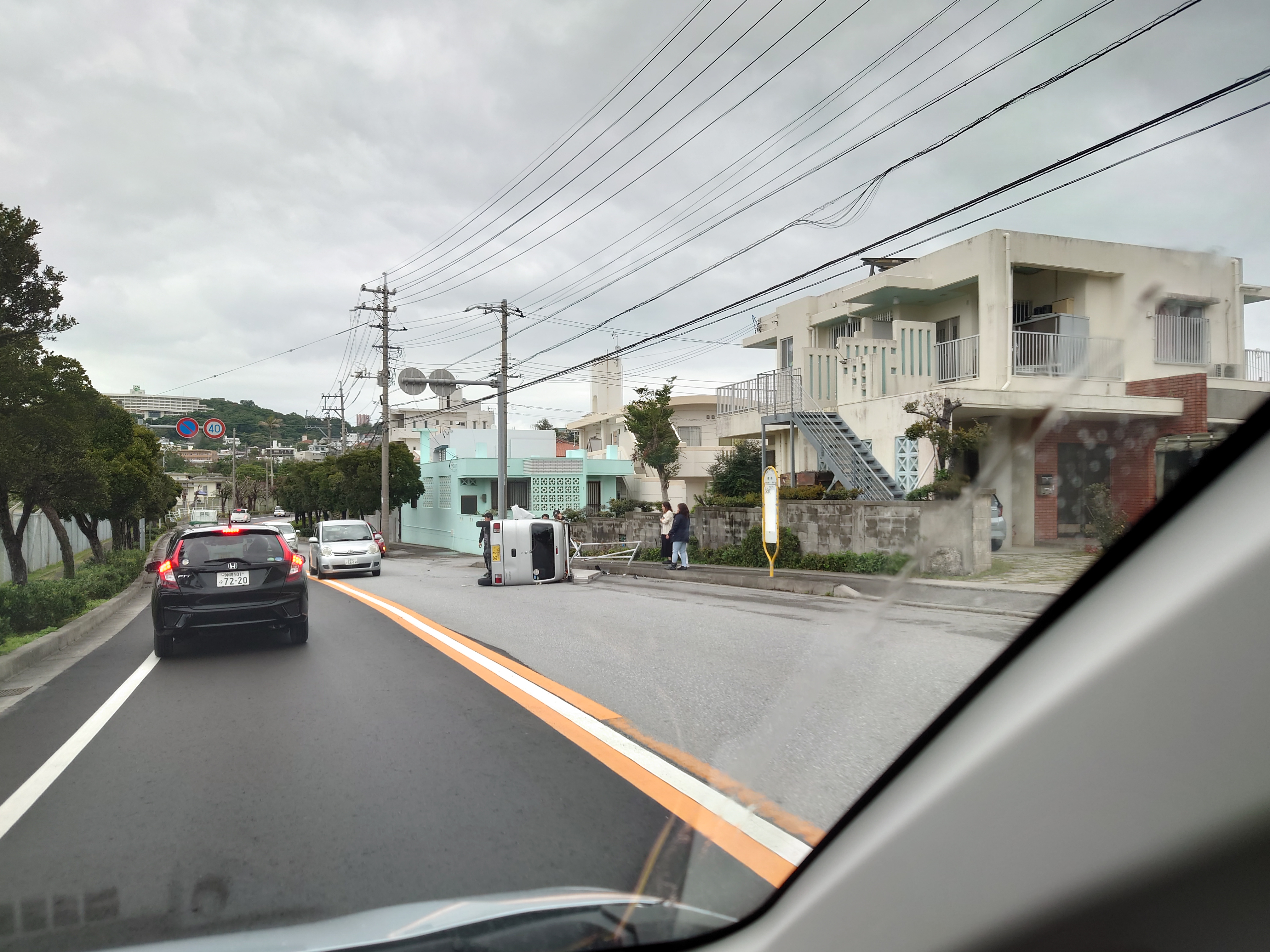 県道に倒れている車