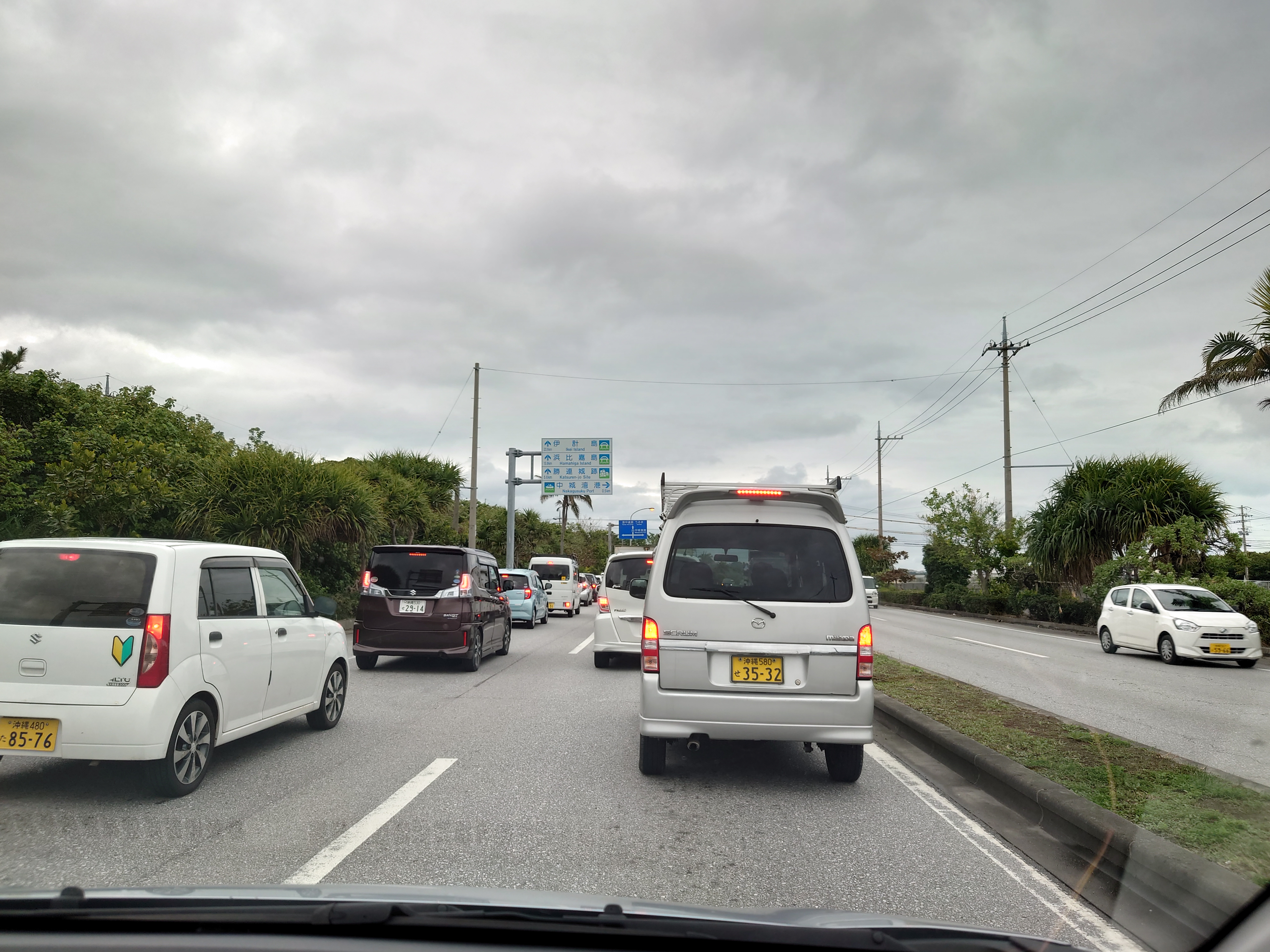 海中道路につながる道路の看板