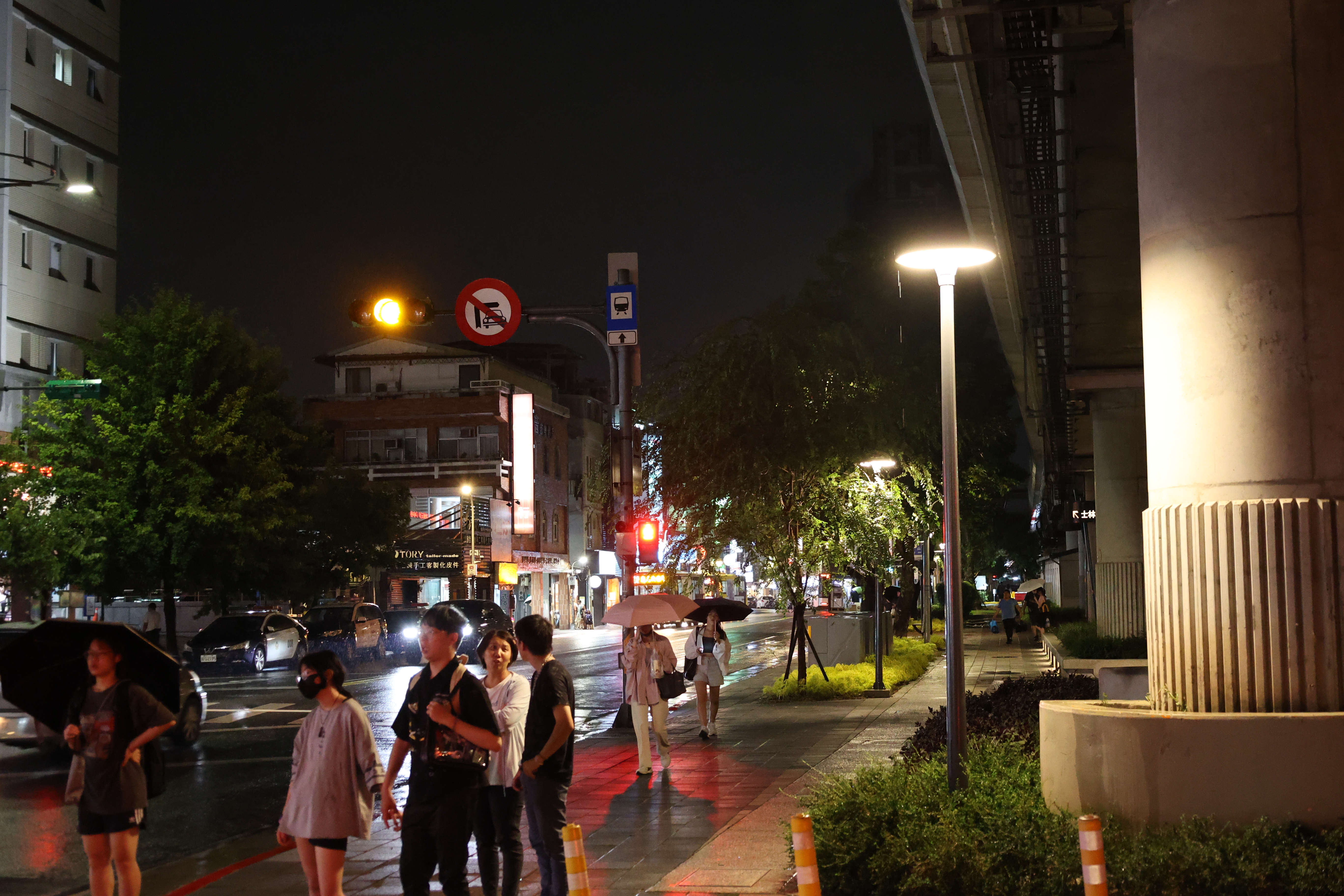 地下鉄の高架下